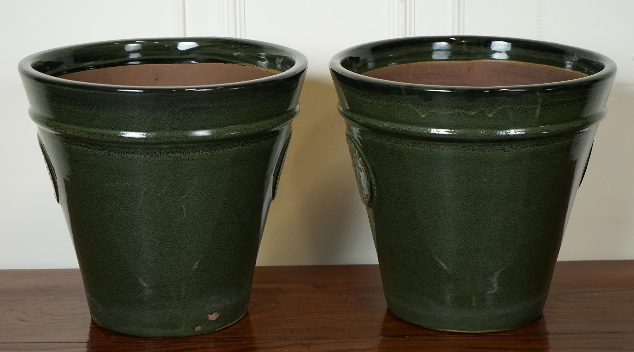 A PAIR OF GREEN EDWARDIAN STYLE FLOWER PLANT POTS BY HERITAGE GARDEN j1 In Good Condition For Sale In Pulborough, GB