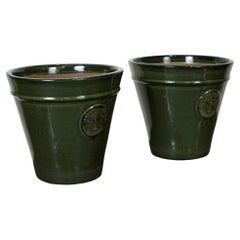 A PAIR OF GREEN EDWARDIAN STYLE FLOWER PLANT POTS BY HERITAGE GARDEN j1