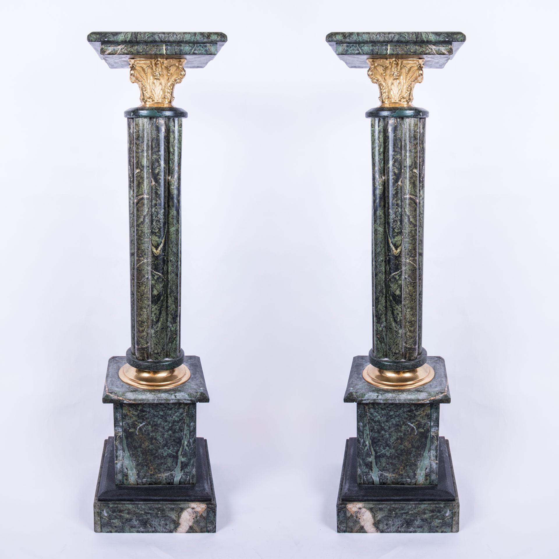 Paar grüne Bodensockel aus Marmor mit Akanthusblattmotiven aus Bronze (Französisch)