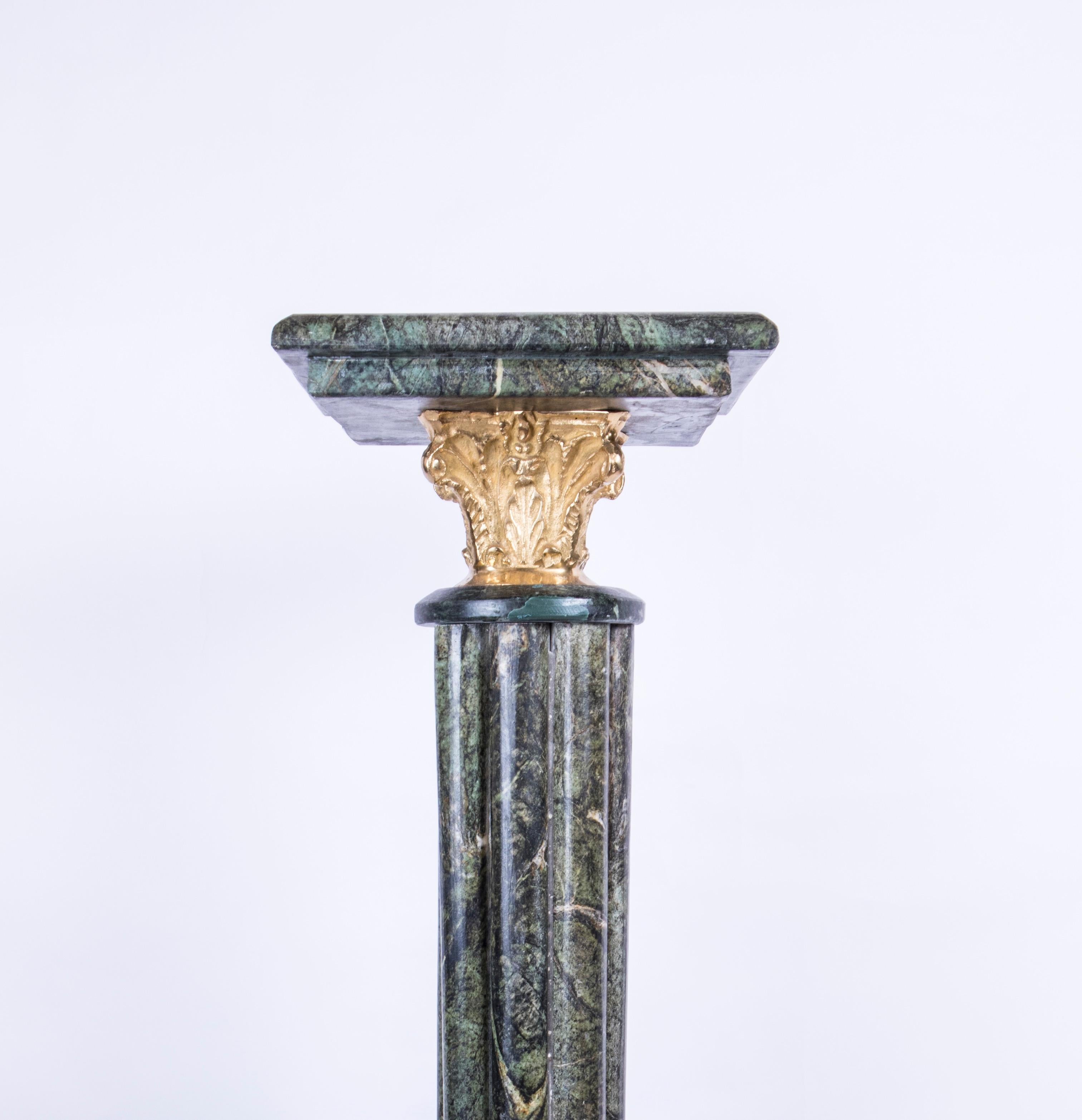 Paar grüne Bodensockel aus Marmor mit Akanthusblattmotiven aus Bronze im Zustand „Hervorragend“ in London, GB