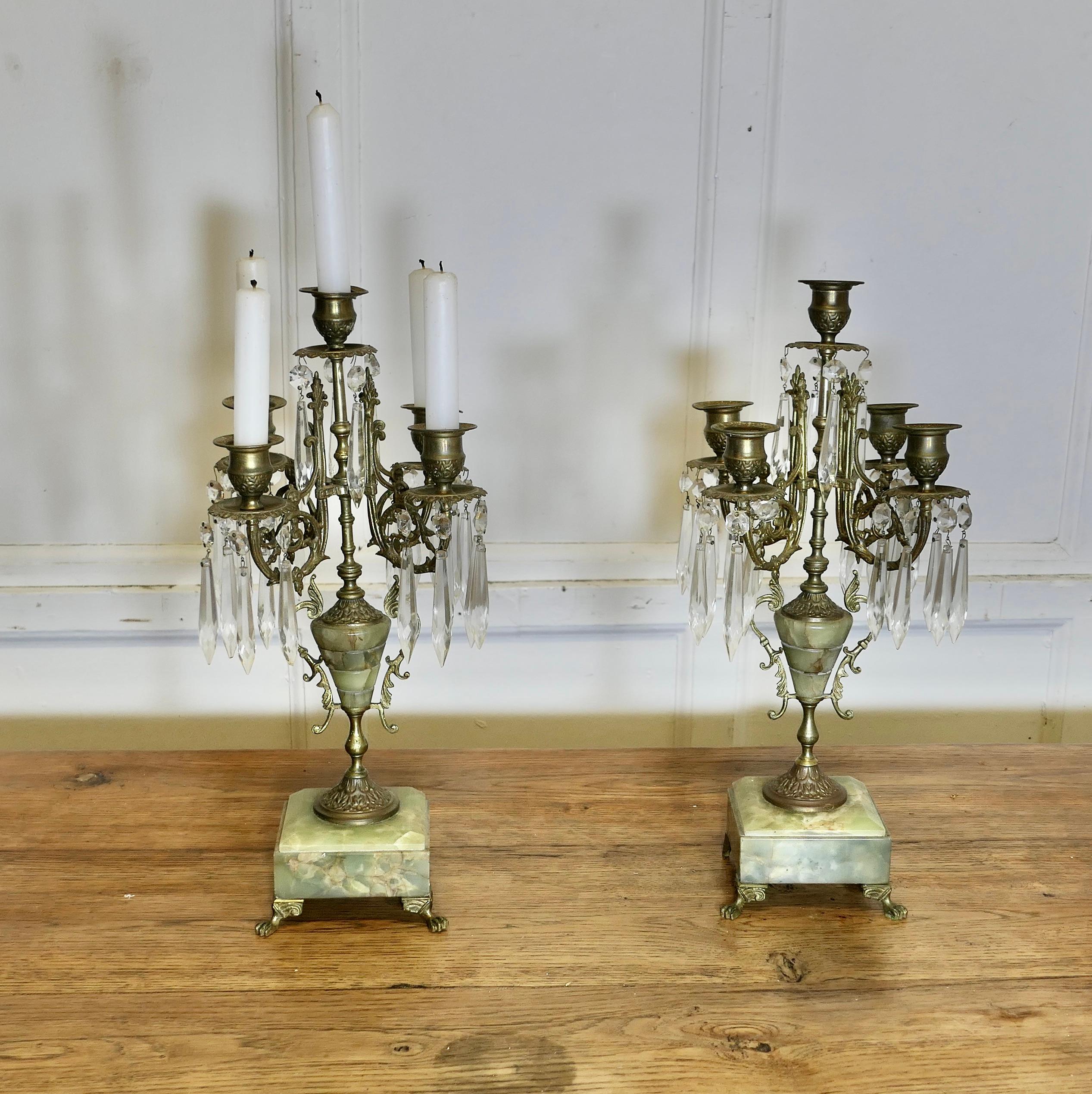 Pareja de candelabros de mármol verde y latón de 5 brazos 

Un hermoso par para realzar tu mesa de comedor o aparador, los candelabros tienen patas de garra muy finamente detalladas en la parte inferior que soportan una base cuadrada de mármol, los