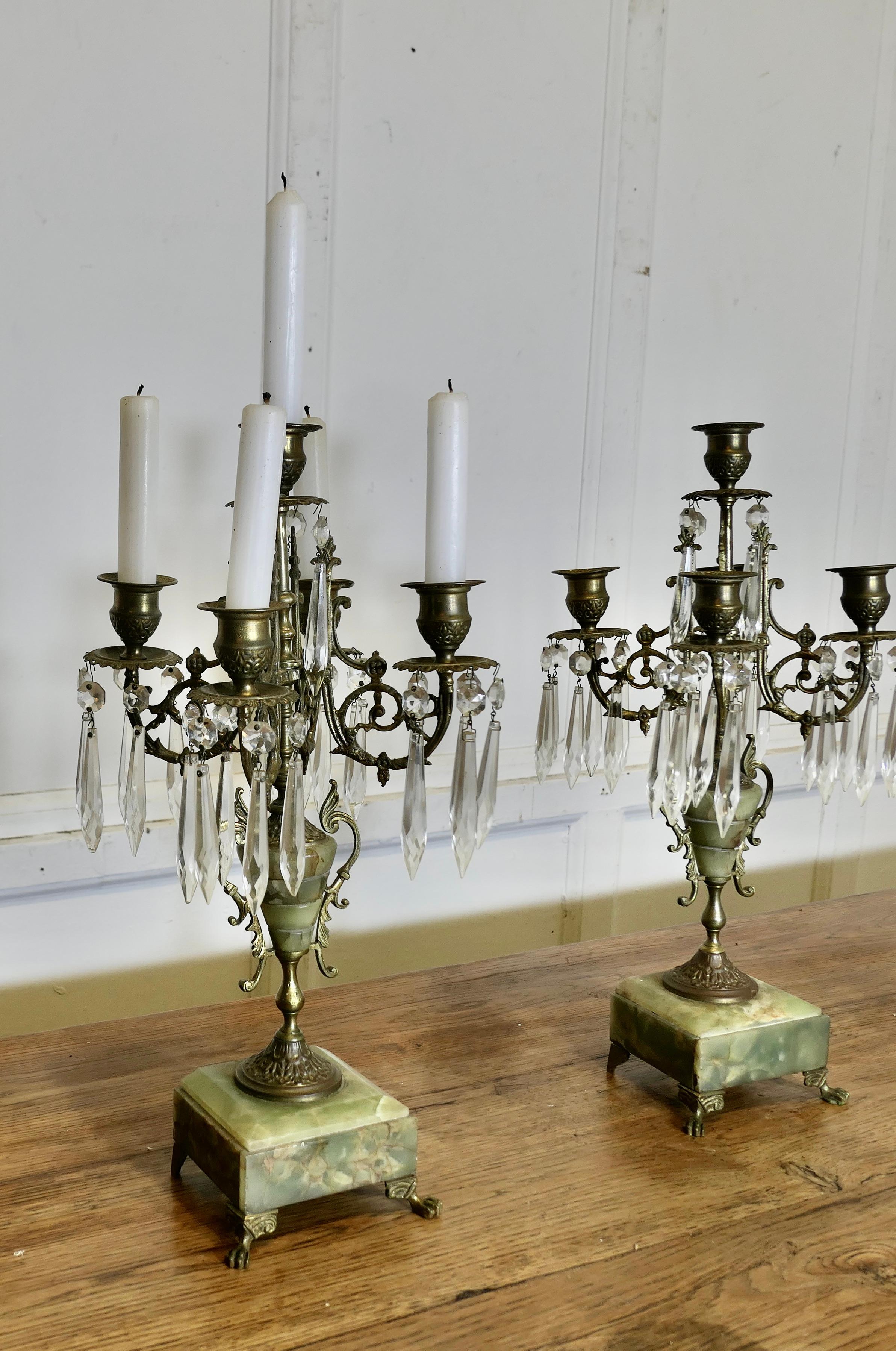 Pareja de candelabros de mármol verde y latón de 5 brazos   Un bonito par para realzar Victoriano en venta