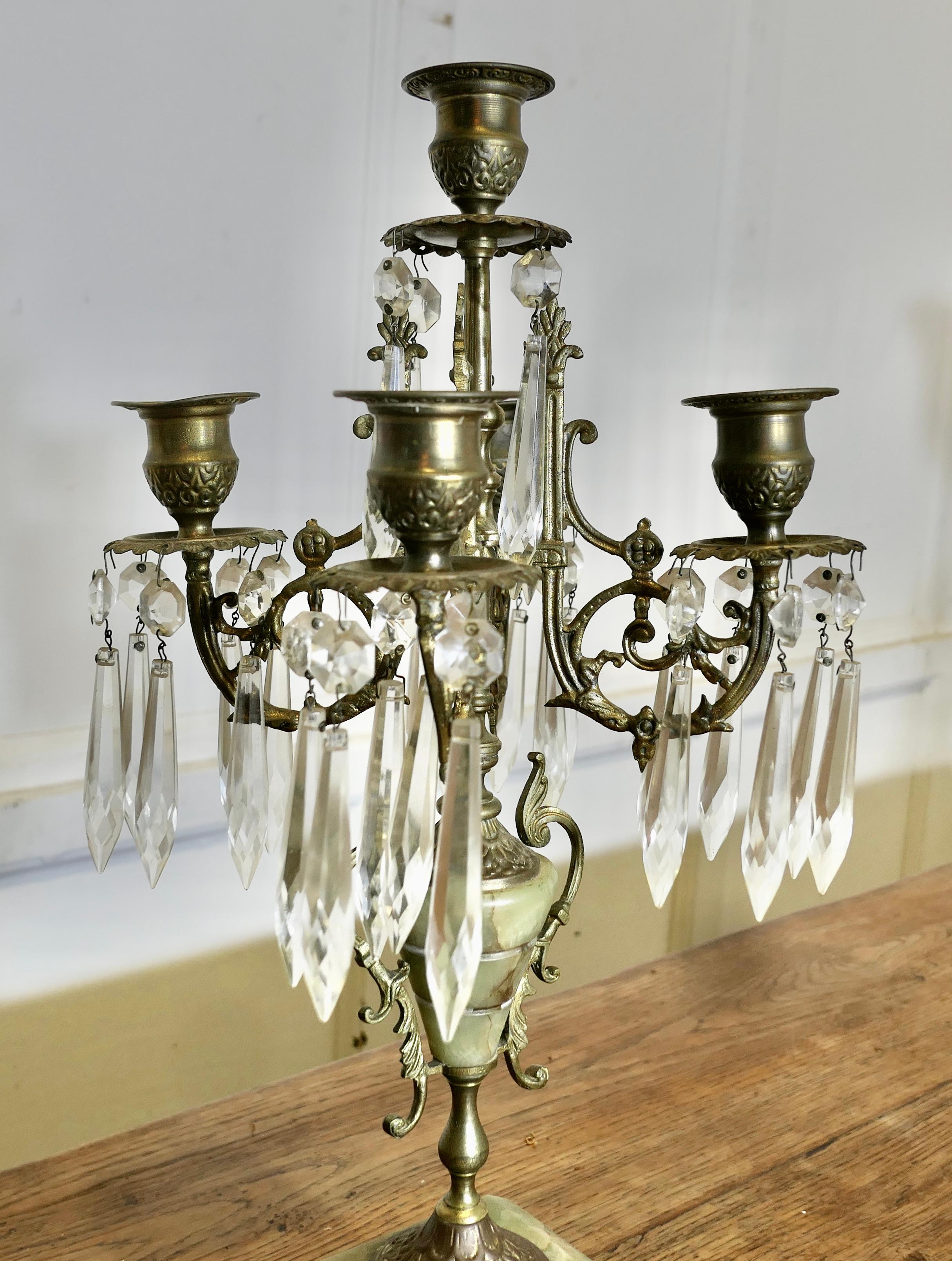 Pareja de candelabros de mármol verde y latón de 5 brazos   Un bonito par para realzar en Bueno estado para la venta en Godshill, Isle of Wight