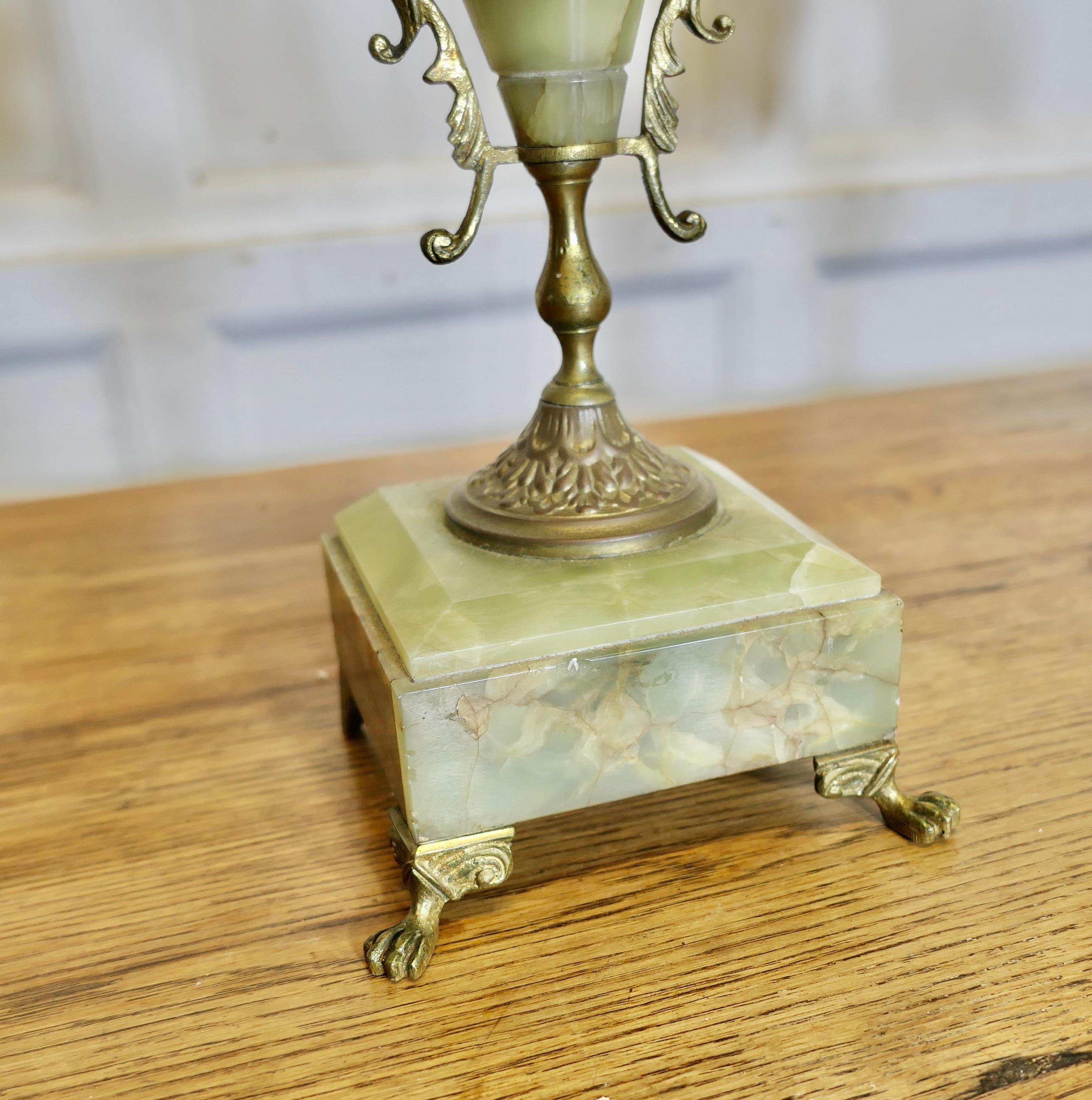 Pareja de candelabros de mármol verde y latón de 5 brazos   Un bonito par para realzar siglo XIX en venta