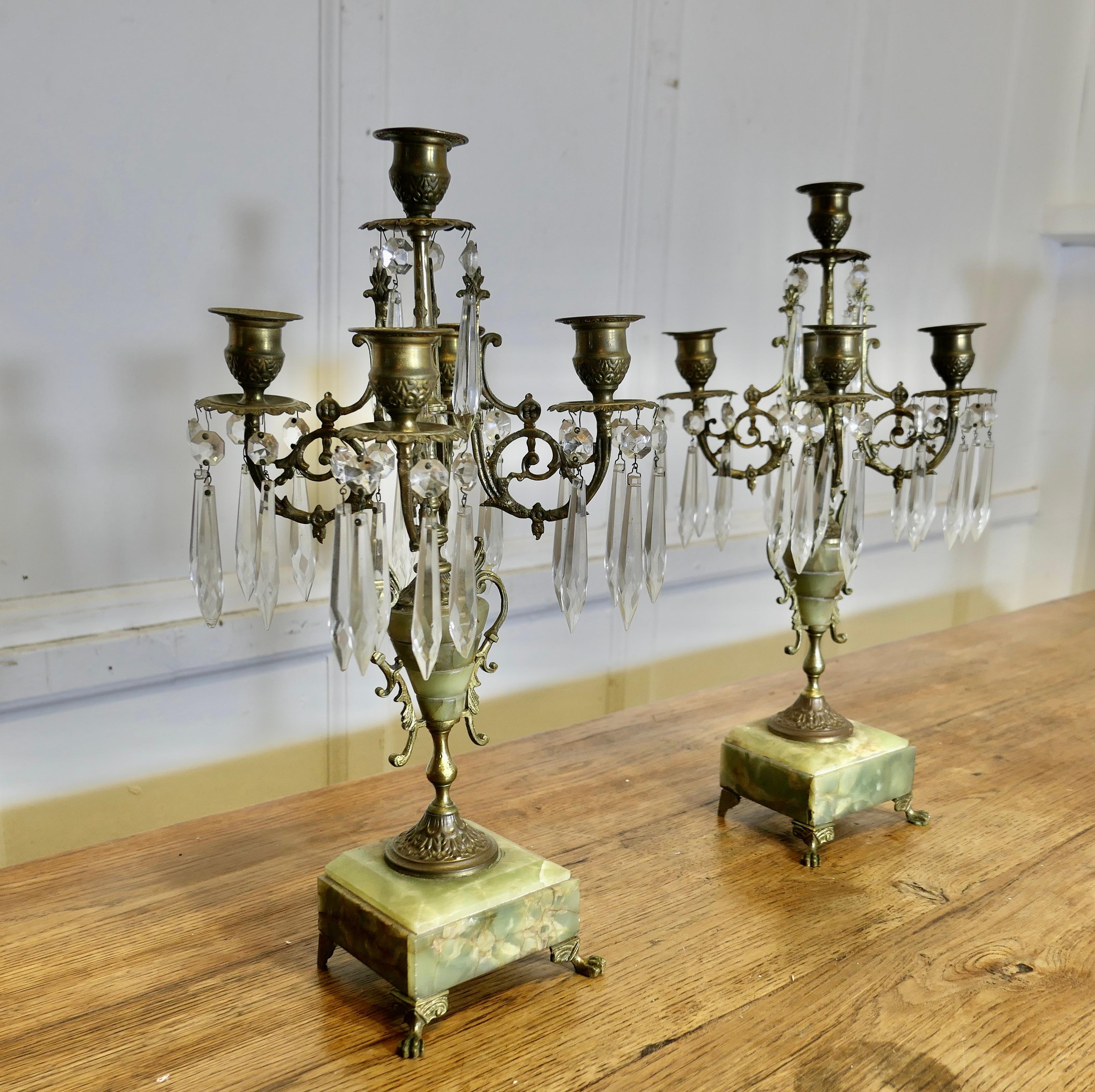 Pareja de candelabros de mármol verde y latón de 5 brazos   Un bonito par para realzar Mármol en venta