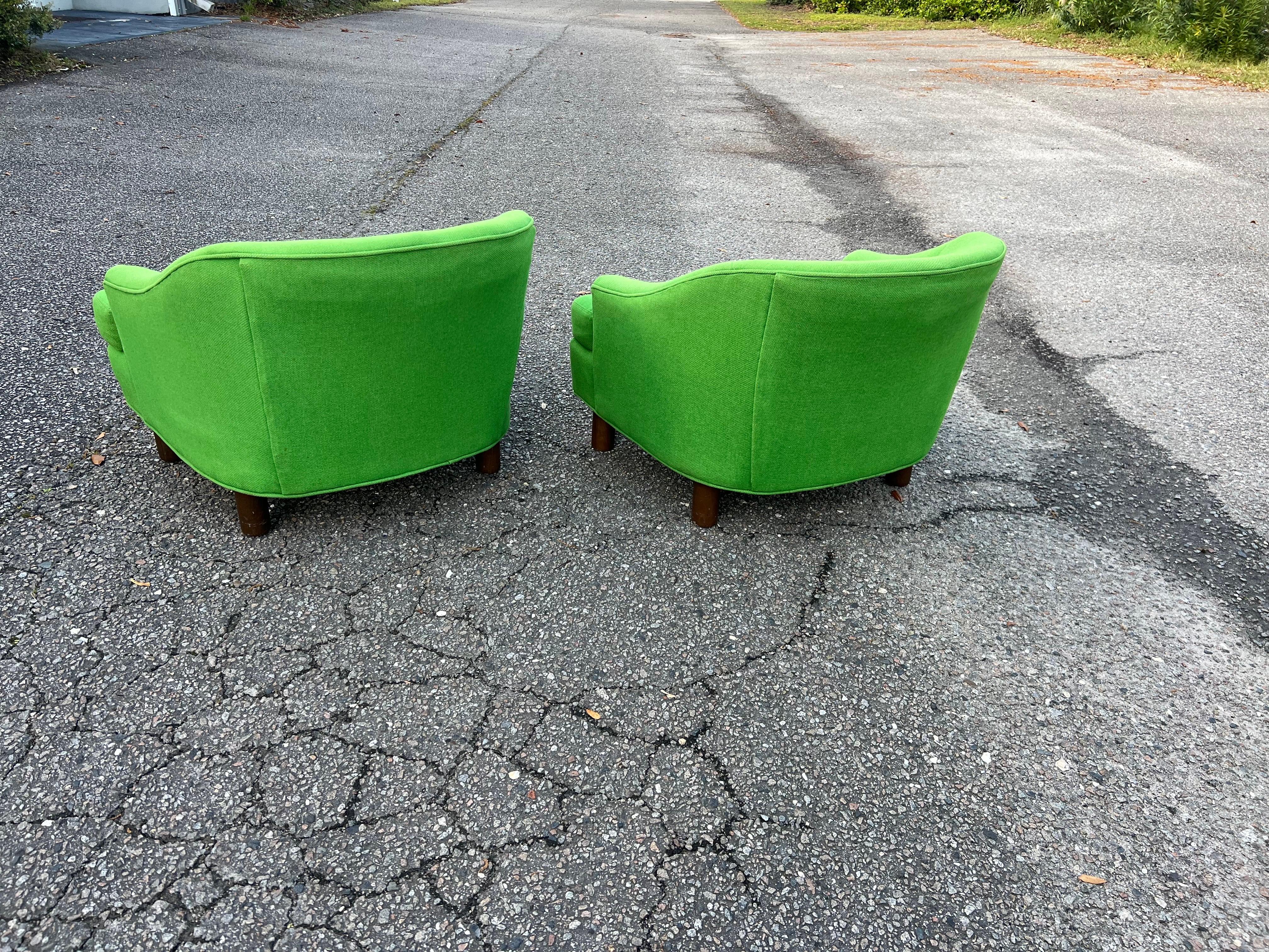 Ein Paar grüne Monroe of Selig Stühle mit Tonnenlehne aus der Mitte des Jahrhunderts  im Angebot 3