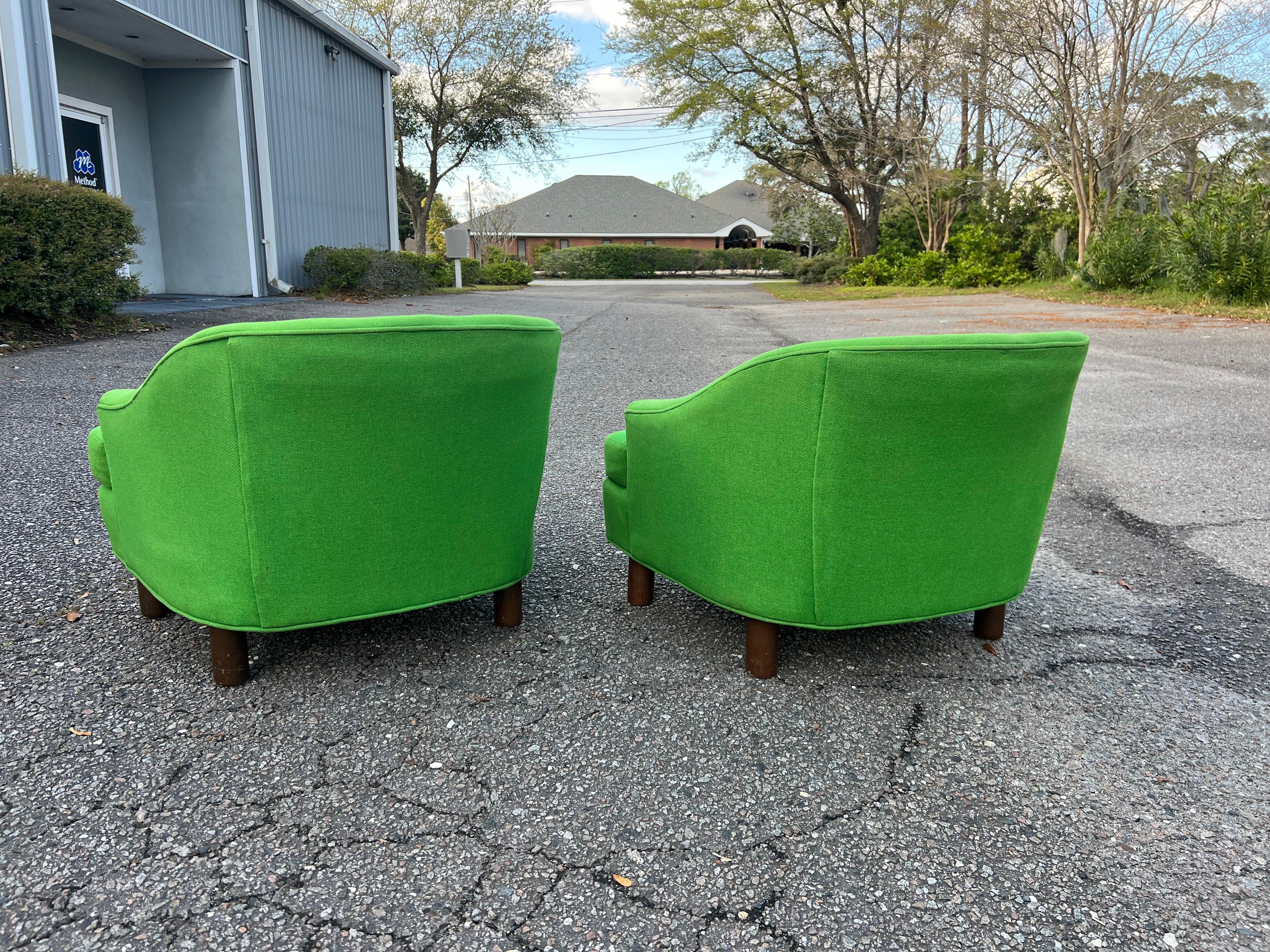 Ein Paar grüne Monroe of Selig Stühle mit Tonnenlehne aus der Mitte des Jahrhunderts  im Angebot 4