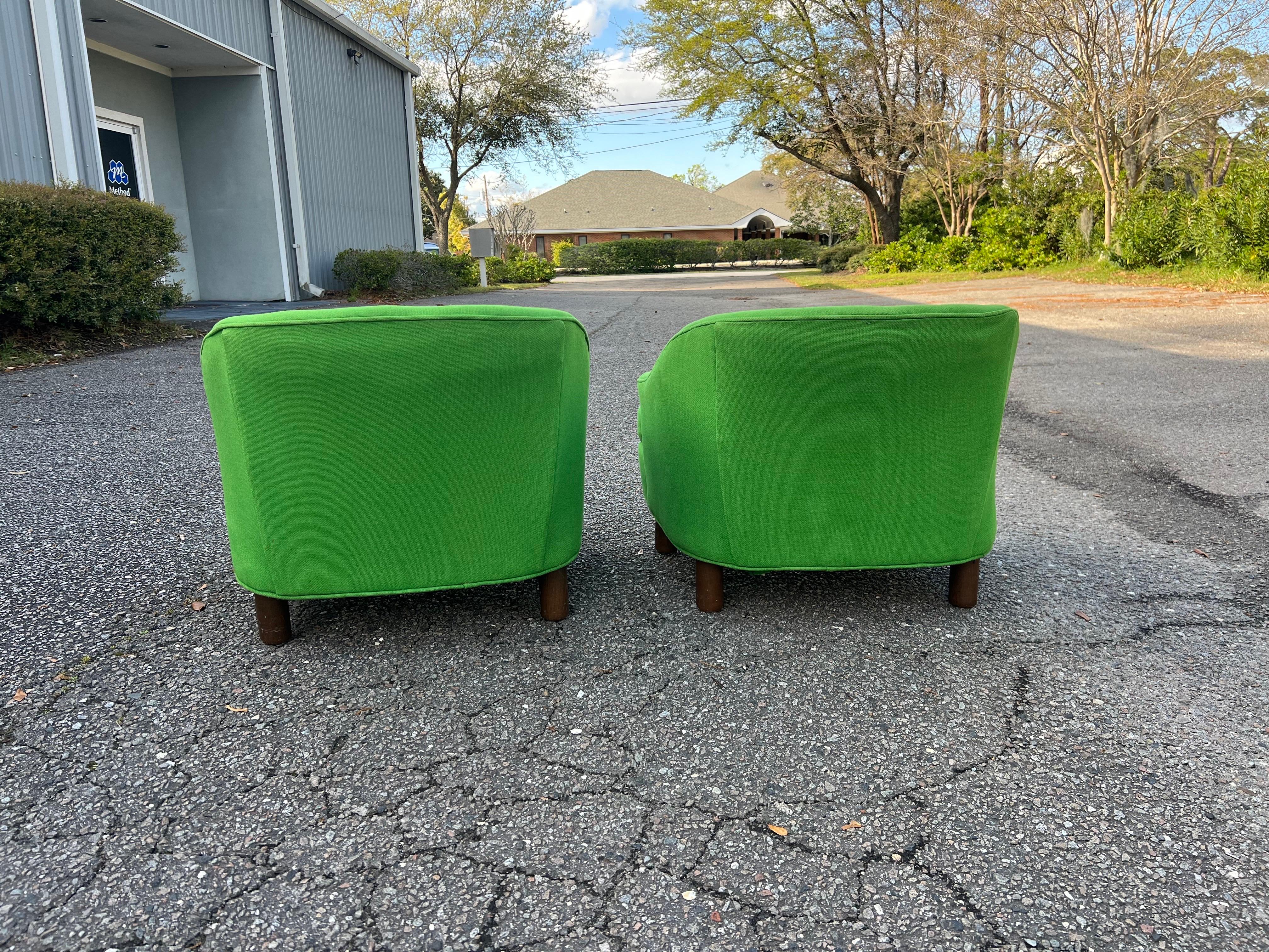 Ein Paar grüne Monroe of Selig Stühle mit Tonnenlehne aus der Mitte des Jahrhunderts  im Angebot 6