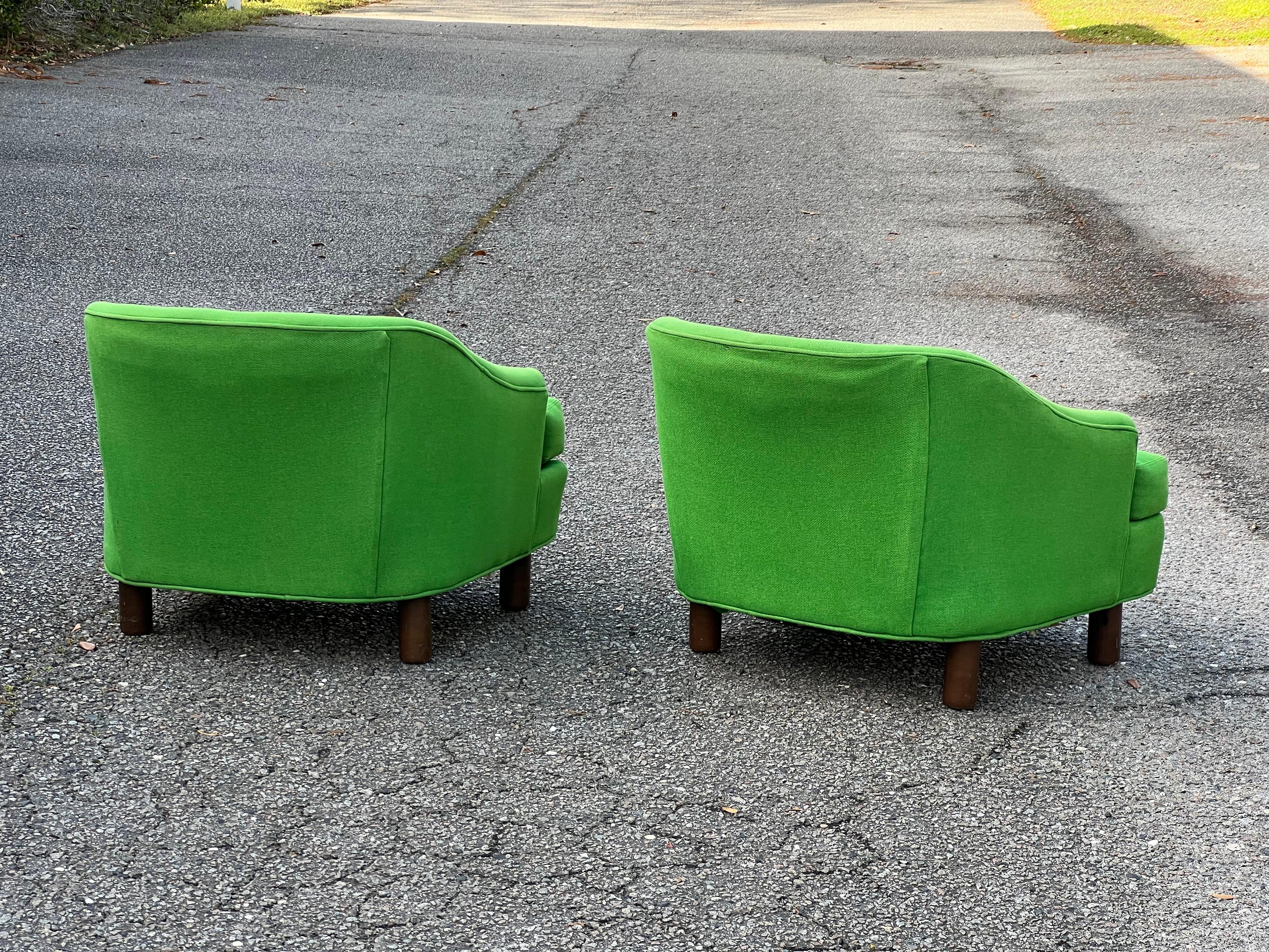 Paire de chaises vertes à dossier en tonneau, de style The Modernity, datant du milieu du siècle dernier.  en vente 8
