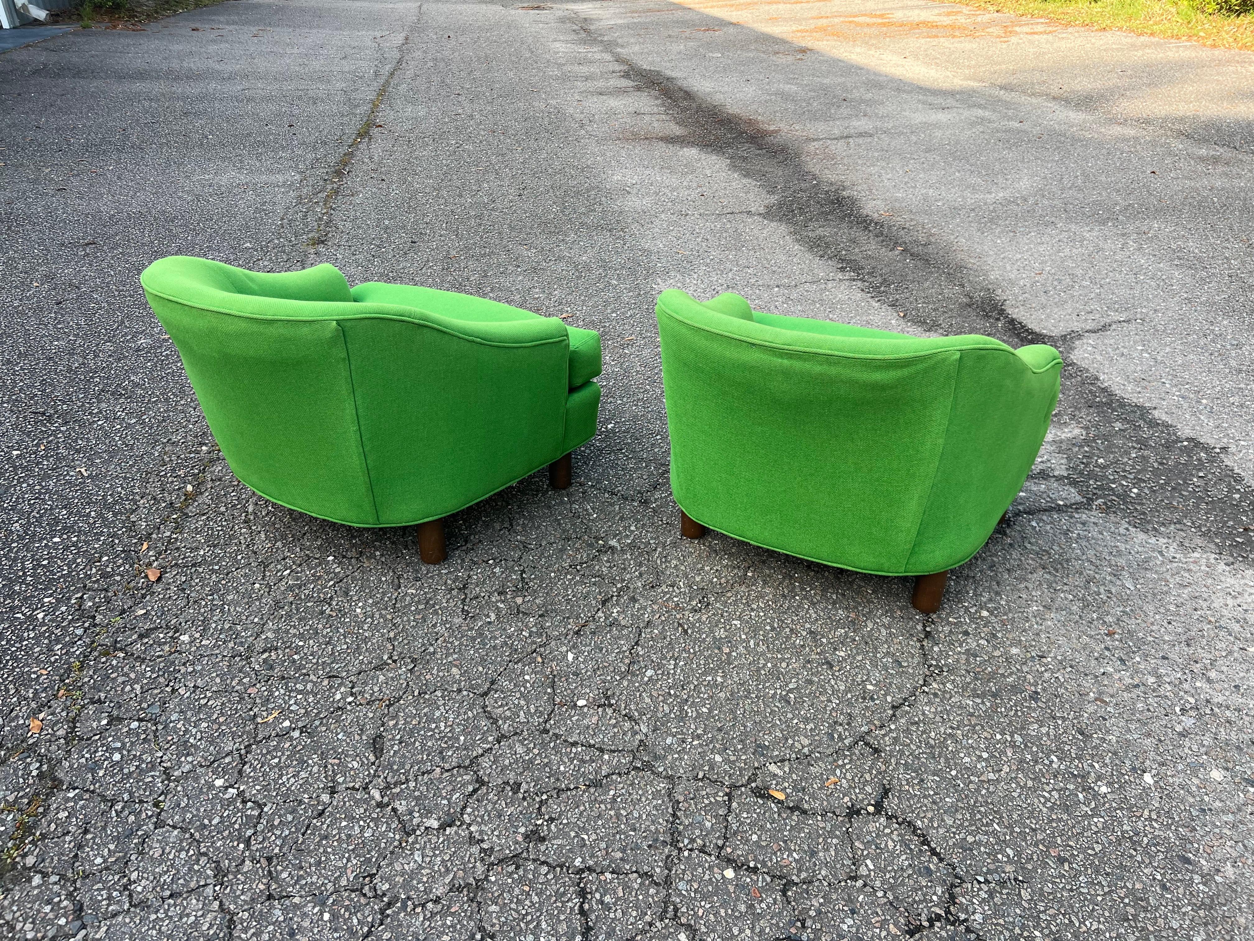 Ein Paar grüne Monroe of Selig Stühle mit Tonnenlehne aus der Mitte des Jahrhunderts  im Angebot 9