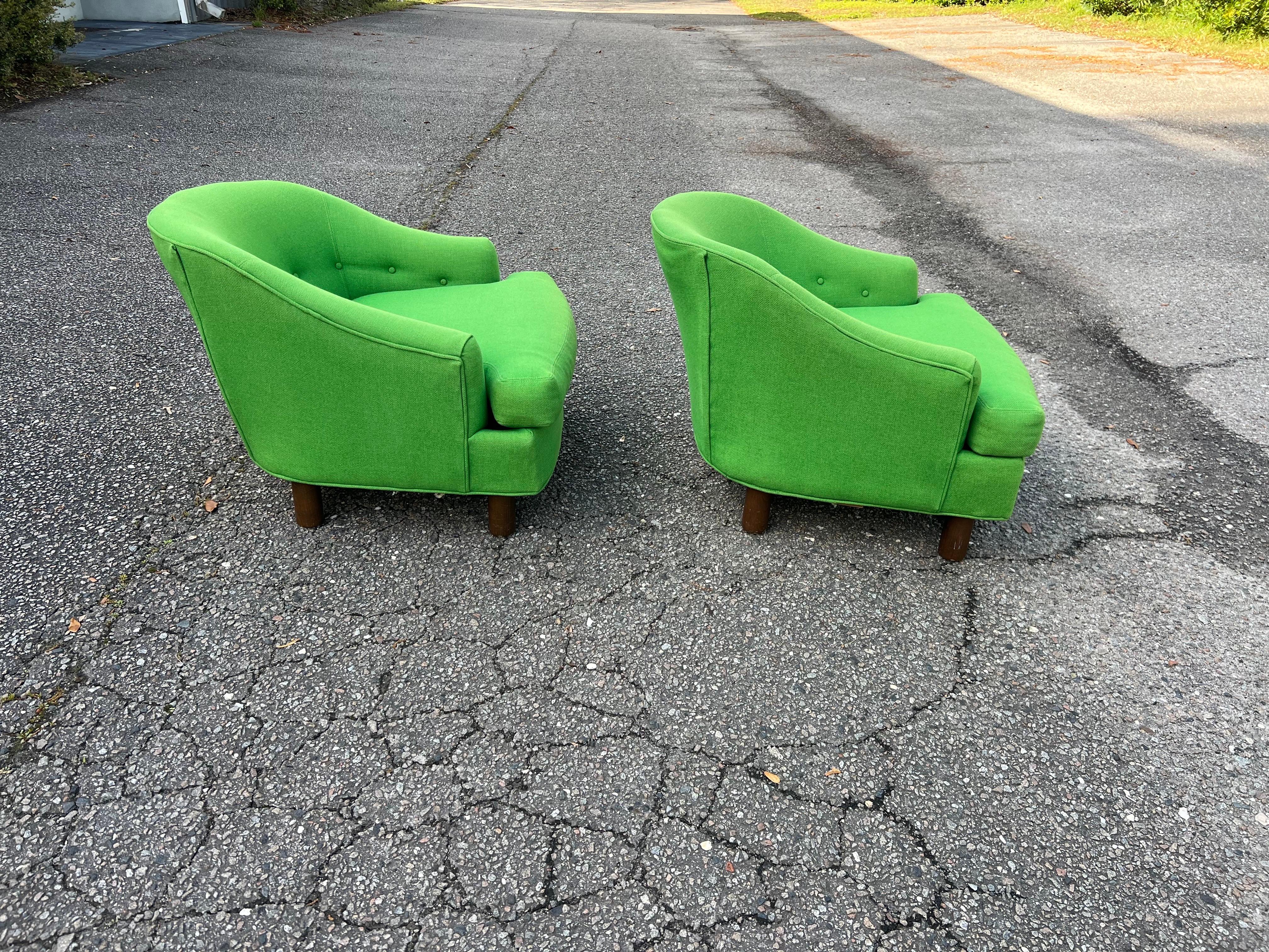 Paire de chaises vertes à dossier en tonneau, de style The Modernity, datant du milieu du siècle dernier.  en vente 10
