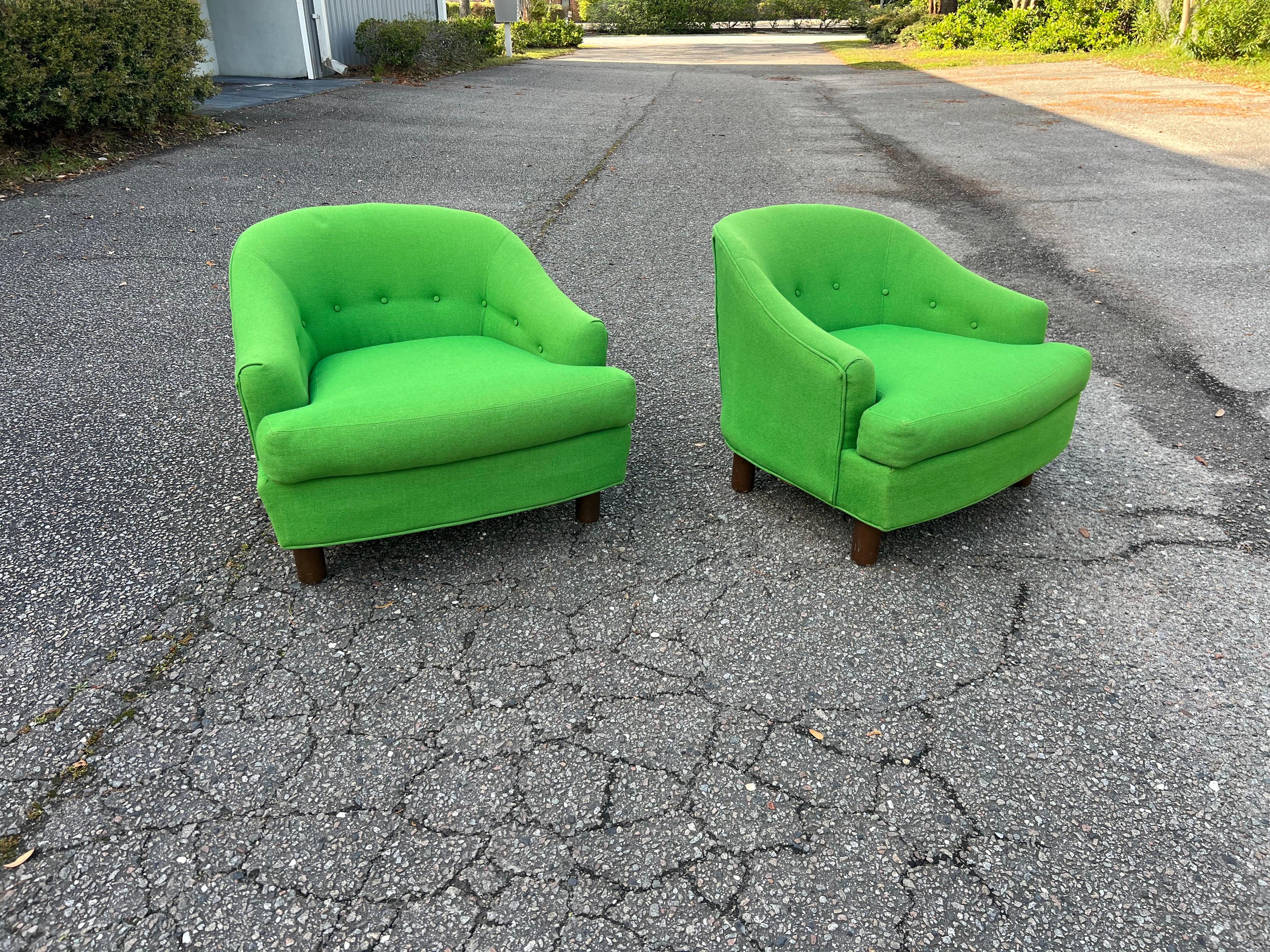 Paire de chaises vertes à dossier en tonneau, de style The Modernity, datant du milieu du siècle dernier.  en vente 11