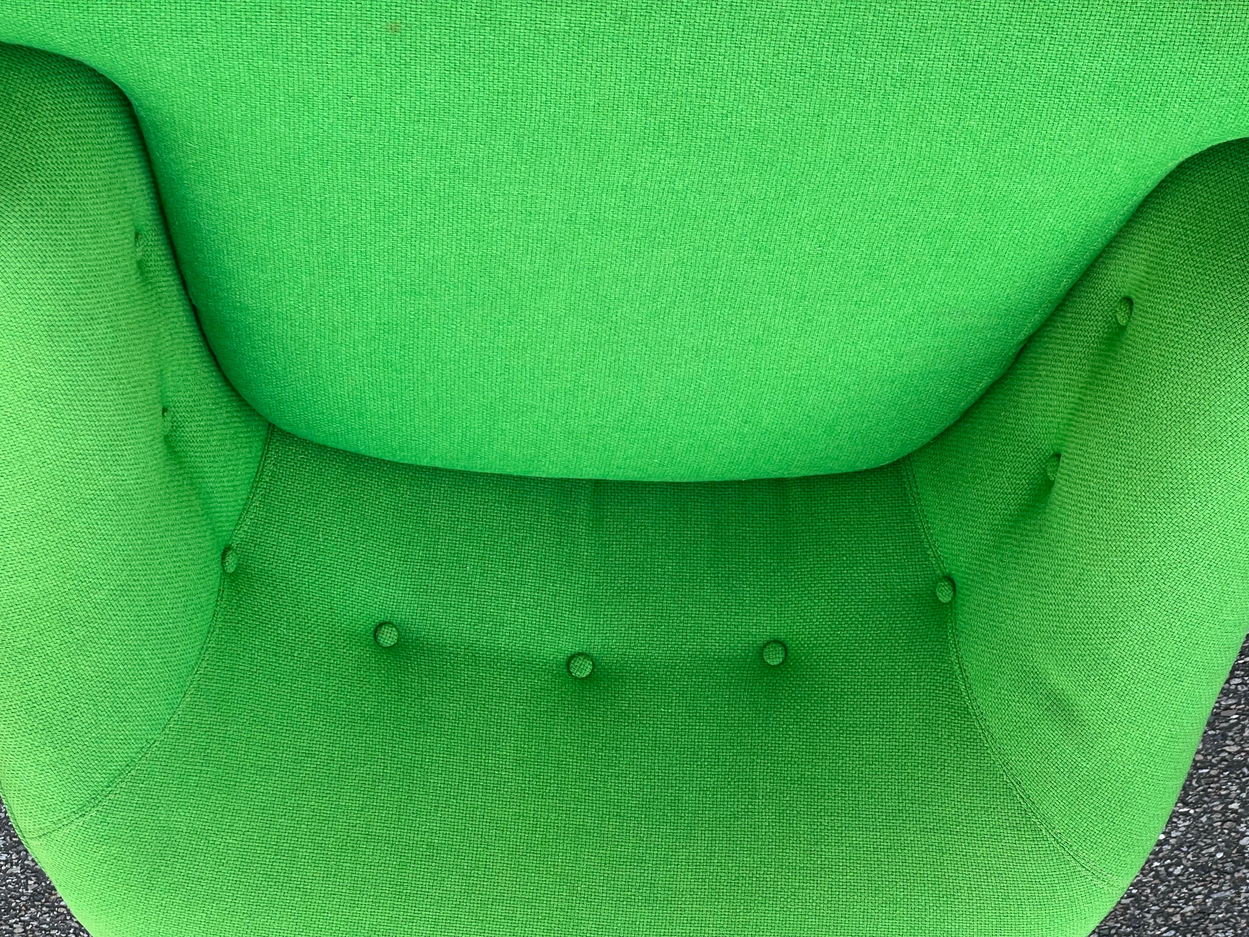 Ein Paar grüne Monroe of Selig Stühle mit Tonnenlehne aus der Mitte des Jahrhunderts  (Moderne der Mitte des Jahrhunderts) im Angebot