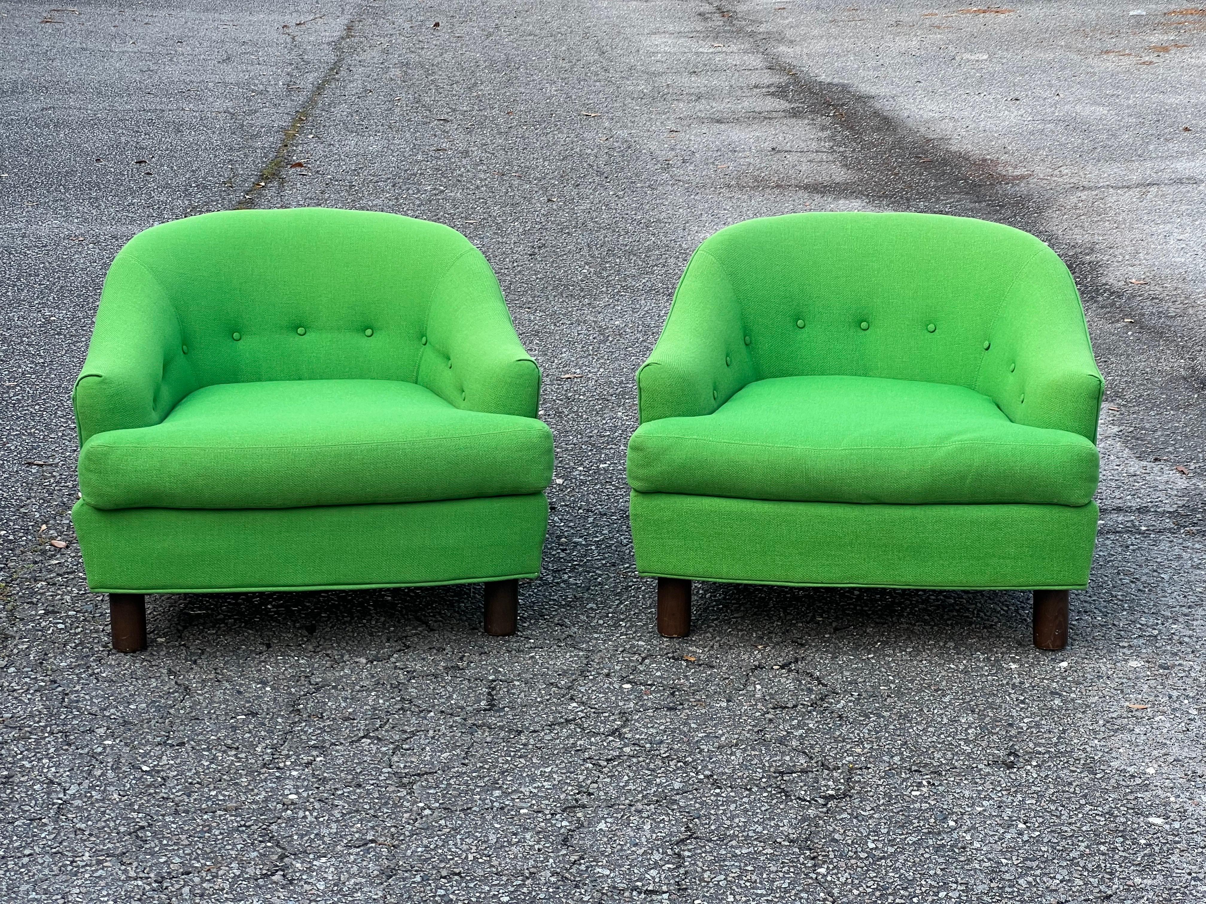 Américain Paire de chaises vertes à dossier en tonneau, de style The Modernity, datant du milieu du siècle dernier.  en vente