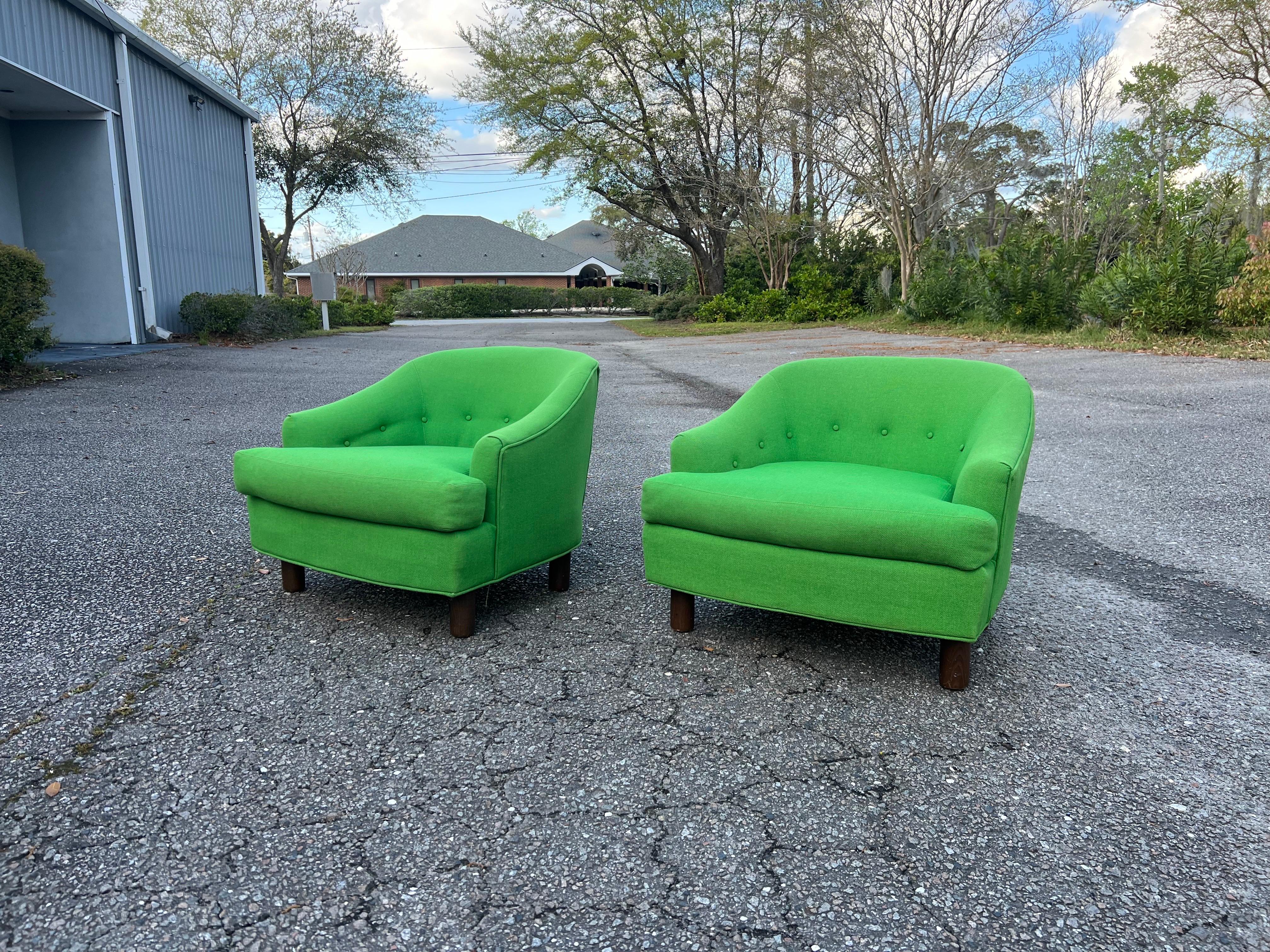 A pair of green mid-Century modern Monroe of selig barrel back chairs  In Good Condition For Sale In Charleston, SC