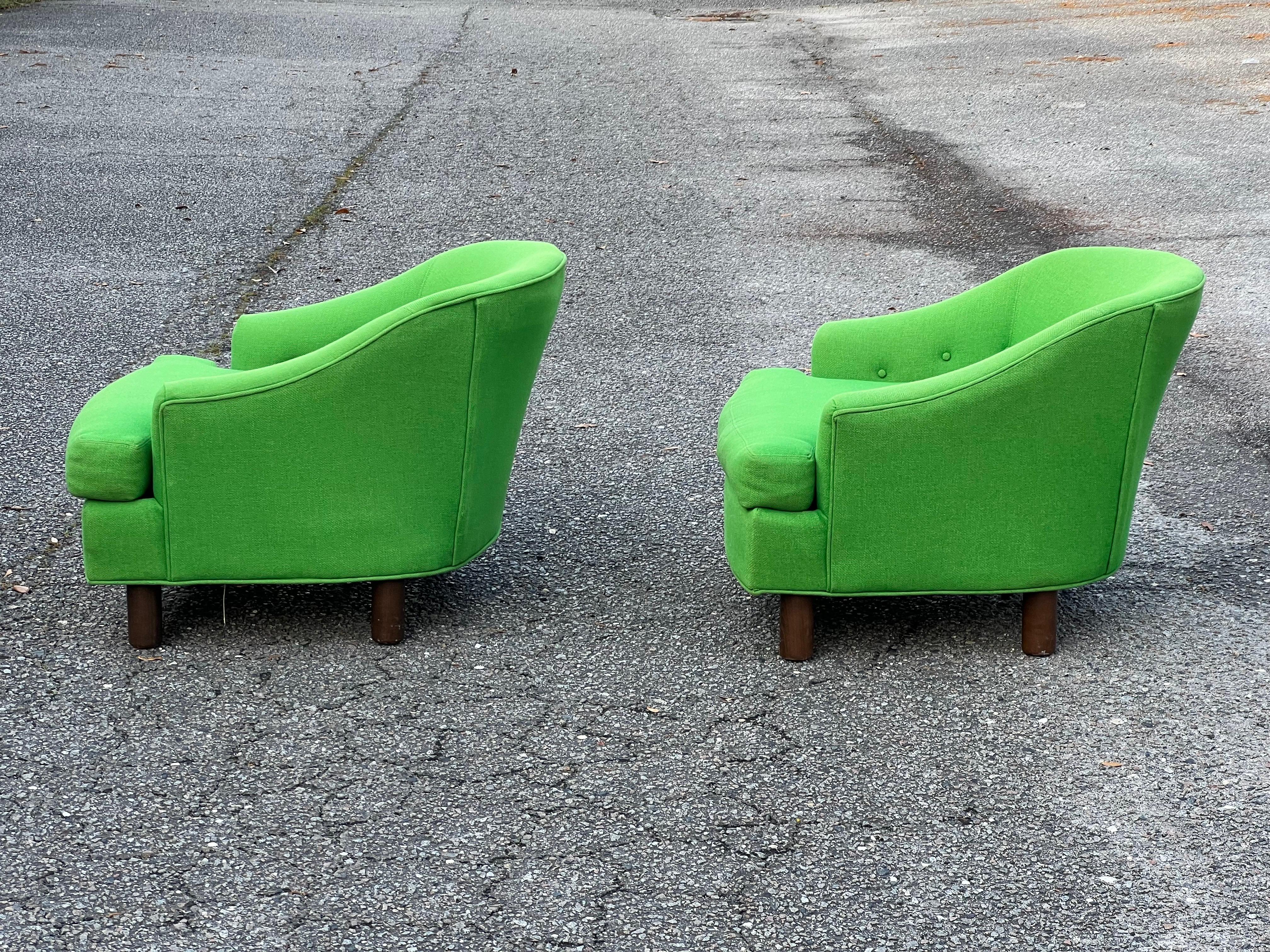 20ième siècle Paire de chaises vertes à dossier en tonneau, de style The Modernity, datant du milieu du siècle dernier.  en vente