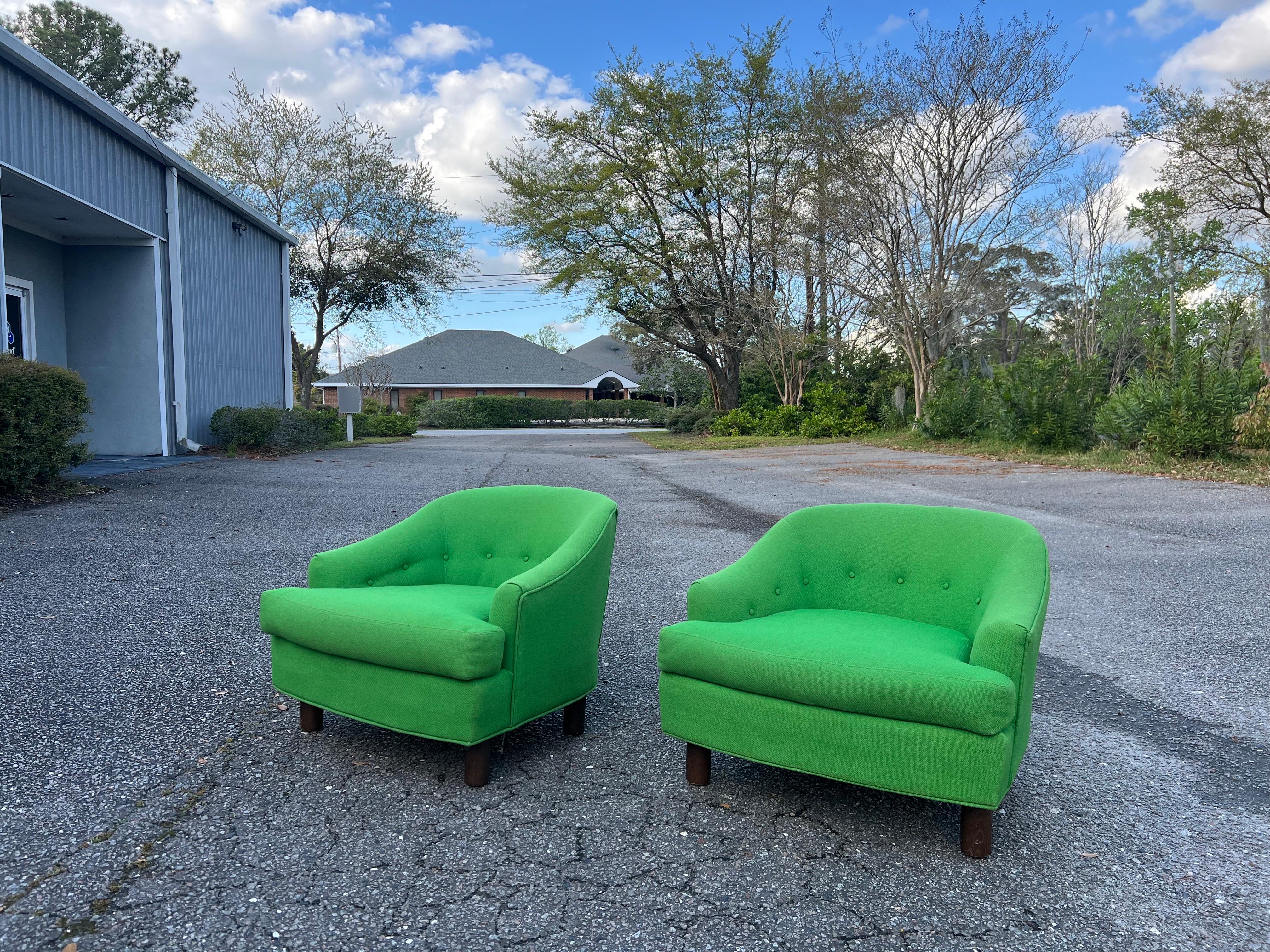 Ein Paar grüne Monroe of Selig Stühle mit Tonnenlehne aus der Mitte des Jahrhunderts  (Polster) im Angebot
