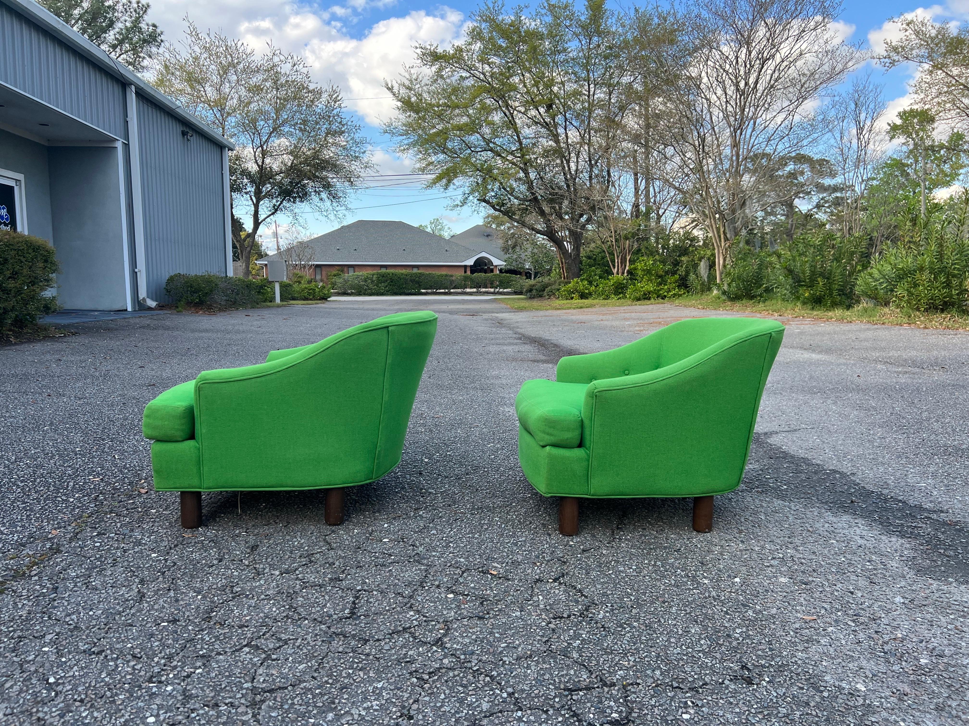 Ein Paar grüne Monroe of Selig Stühle mit Tonnenlehne aus der Mitte des Jahrhunderts  im Angebot 1