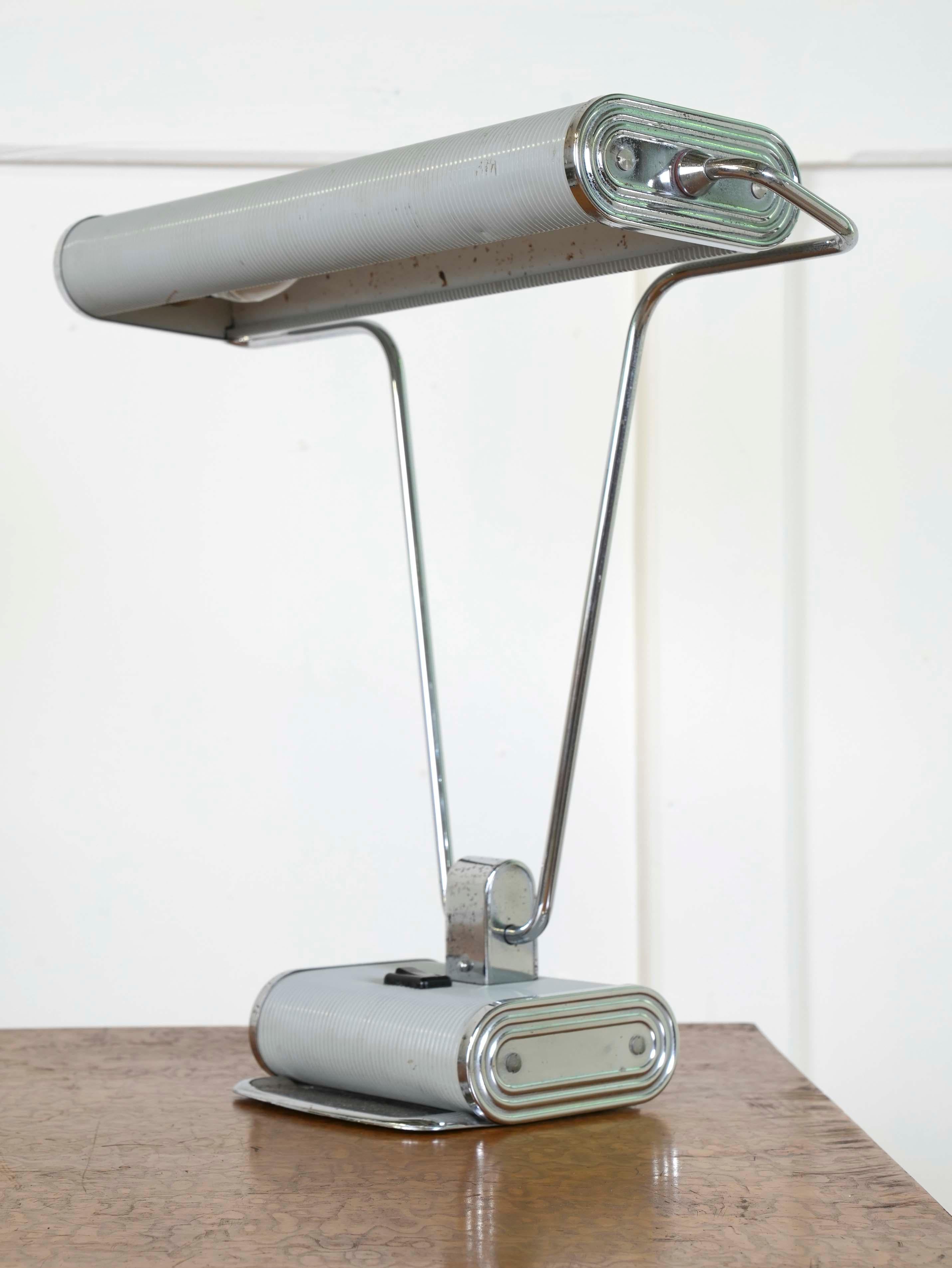 Milieu du XXe siècle Paire de lampes de bureau grises Eileen Gray