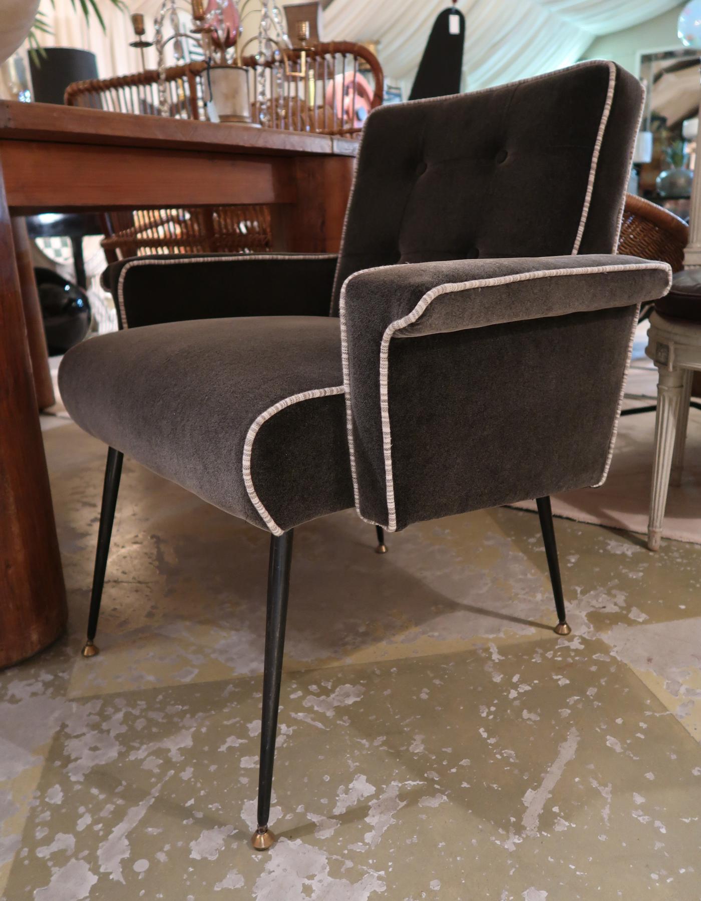 A pair of grey velvet, metal and brass legs midcentury Italian armchairs, 1950. Good condition.