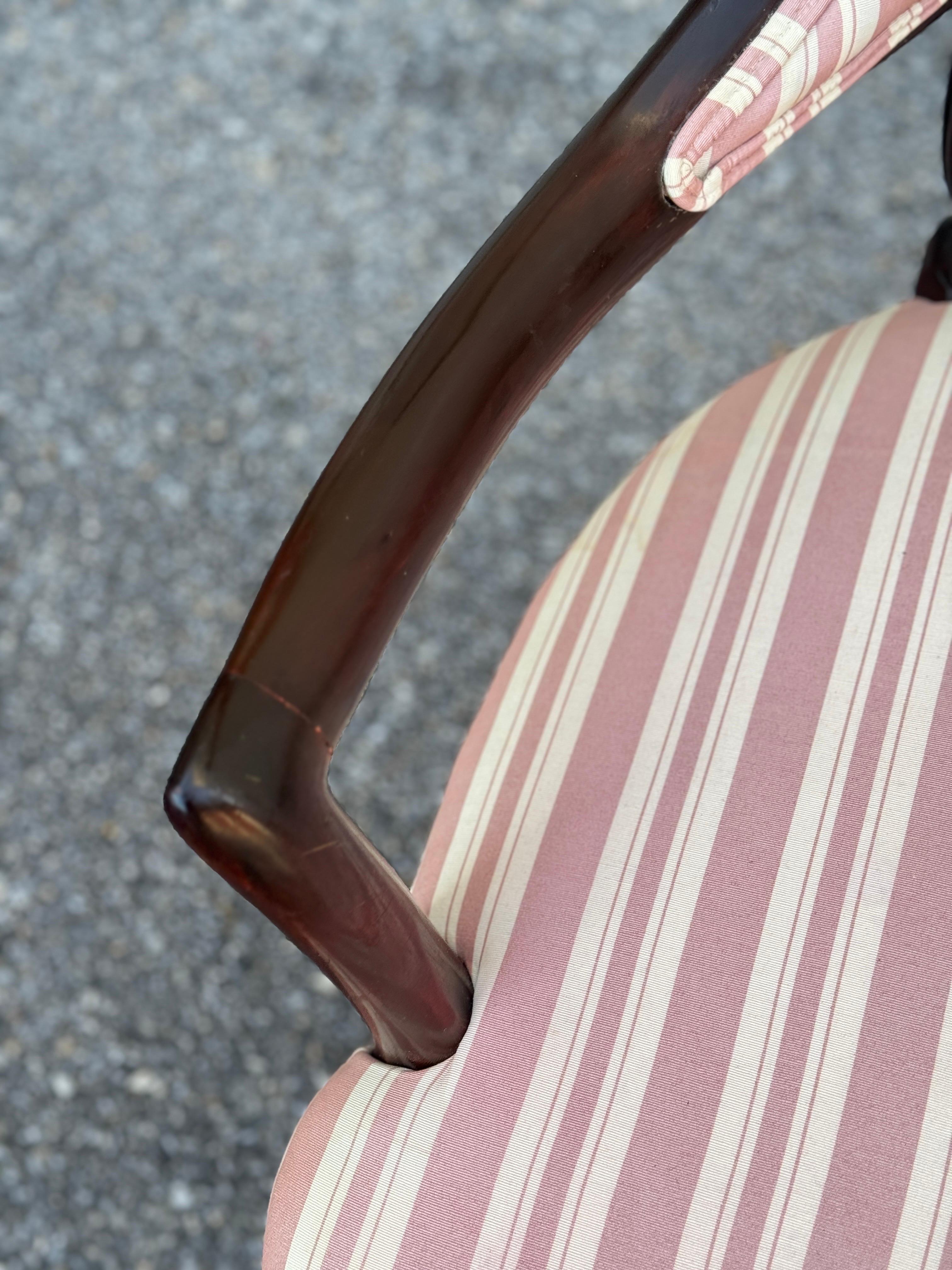 Ein Paar ebonisierte Sessel im Grosfeld House-Stil im Angebot 6