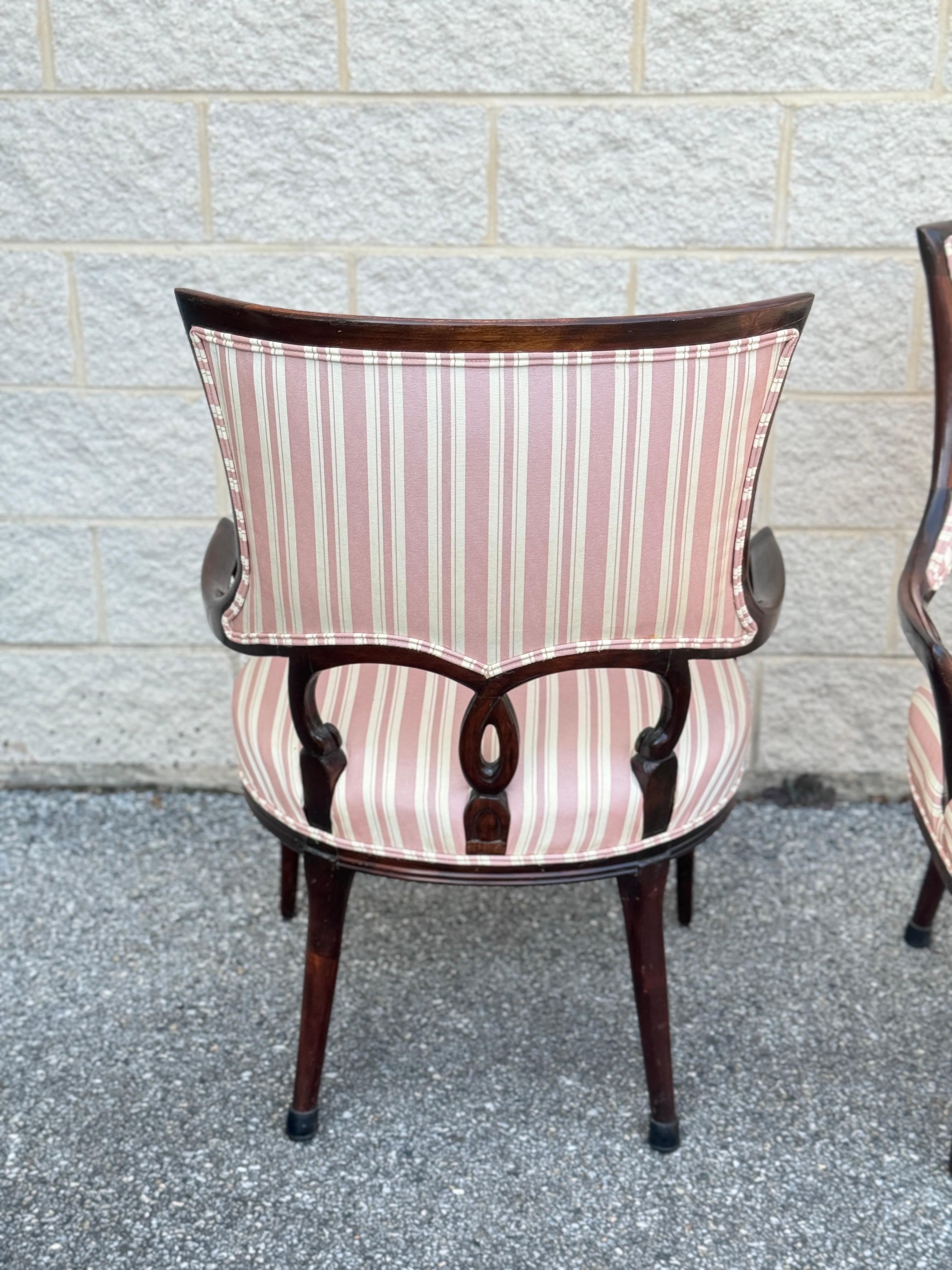 Ein Paar ebonisierte Sessel im Grosfeld House-Stil (Mitte des 20. Jahrhunderts) im Angebot