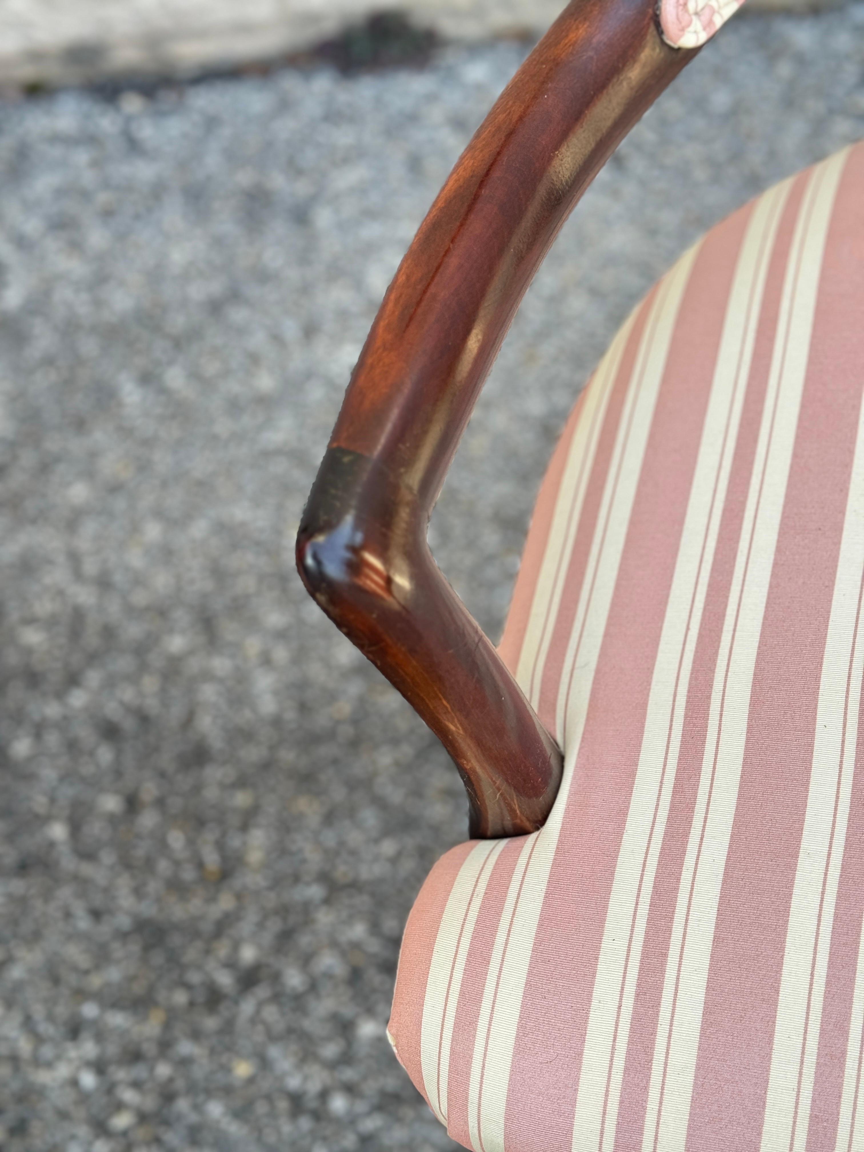 Ein Paar ebonisierte Sessel im Grosfeld House-Stil (Polster) im Angebot