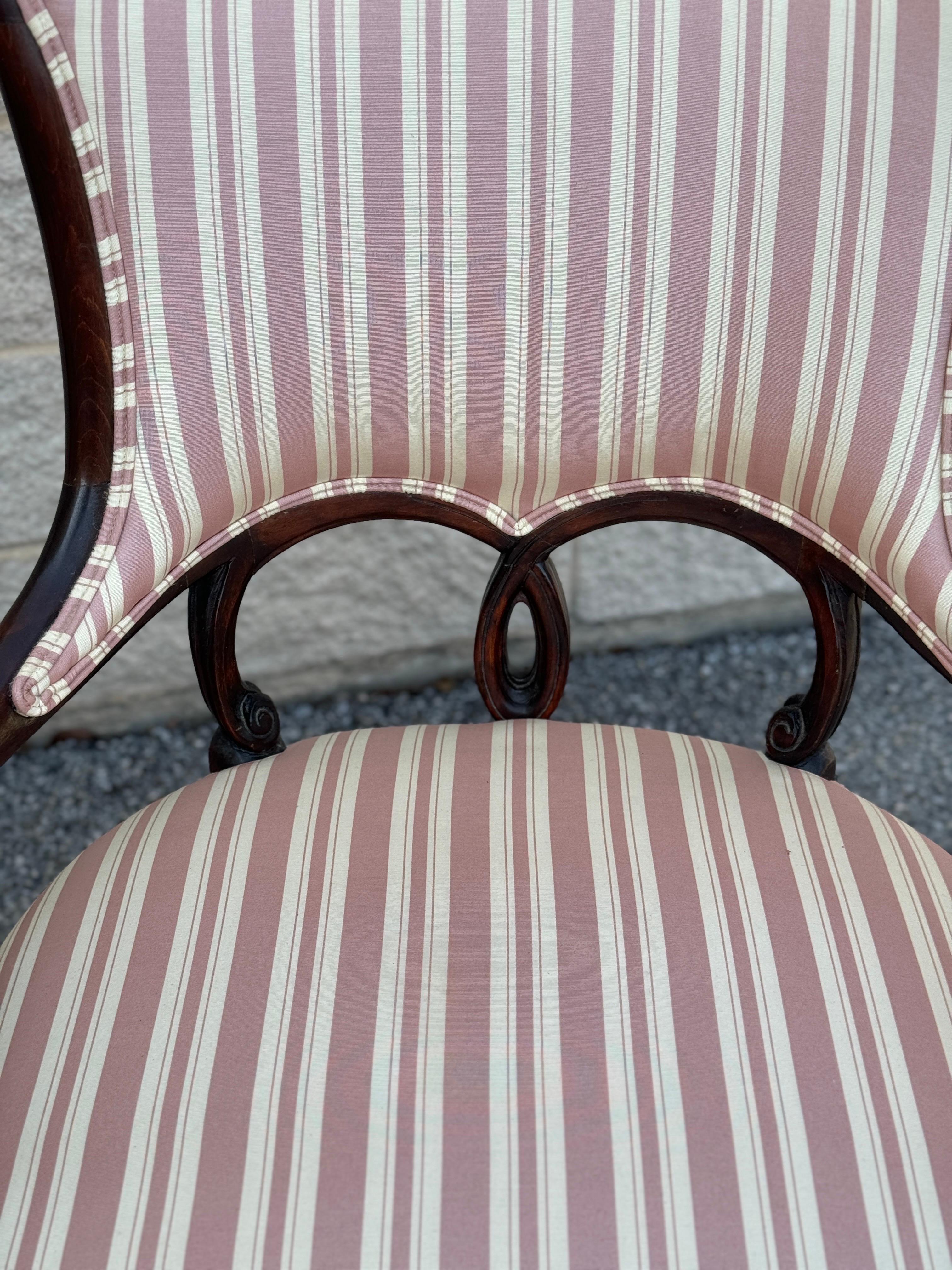 Ein Paar ebonisierte Sessel im Grosfeld House-Stil im Angebot 1