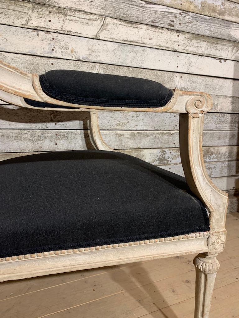 A pair of Gustavian armchairs In Good Condition For Sale In Stockholm, SE