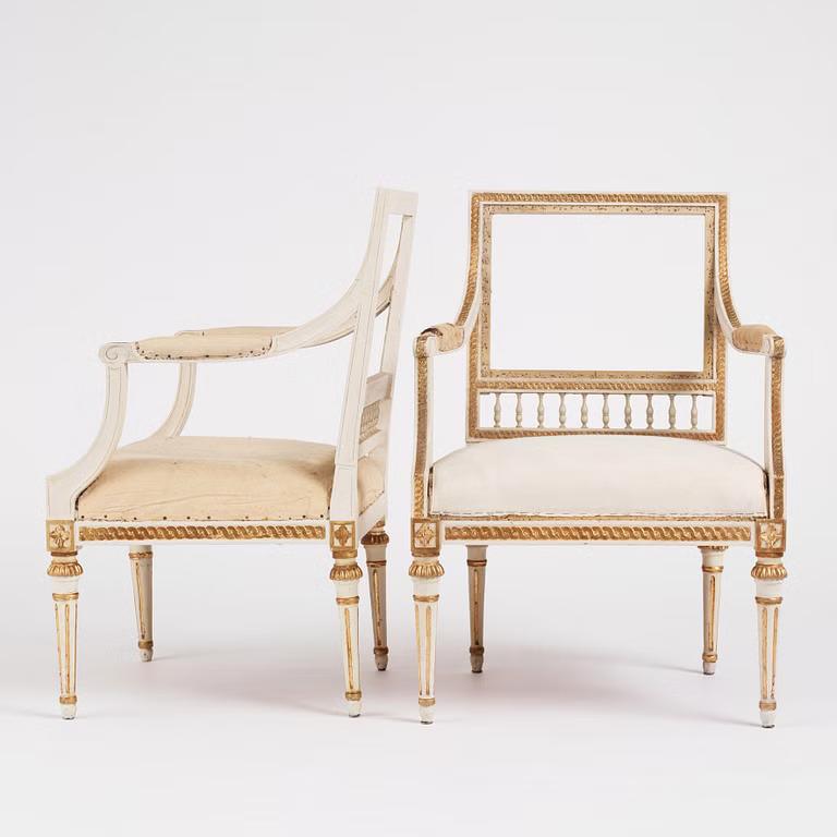 Pareja de sillones abiertos gustavianos de J. Lindgren (maestro en Estocolmo 1770-1800).
Cada uno con un respaldo rectangular con una cenefa tallada de entrelac sobre un friso de rosetas y entrelac sobre patas acanaladas ahusadas. Ambos firmaron