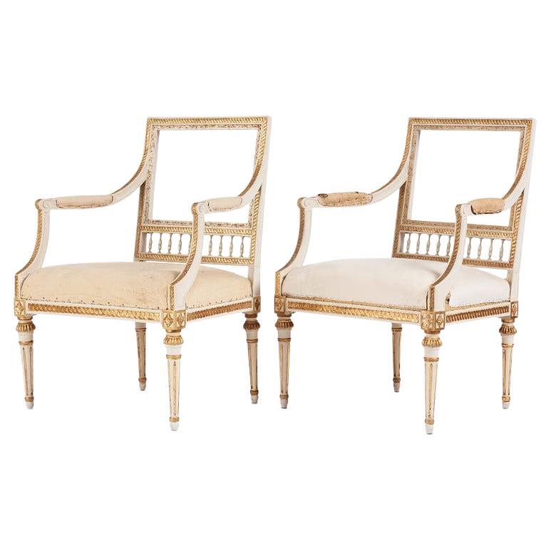 Un par de sillones abiertos Gustavian de J. Lindgren en venta