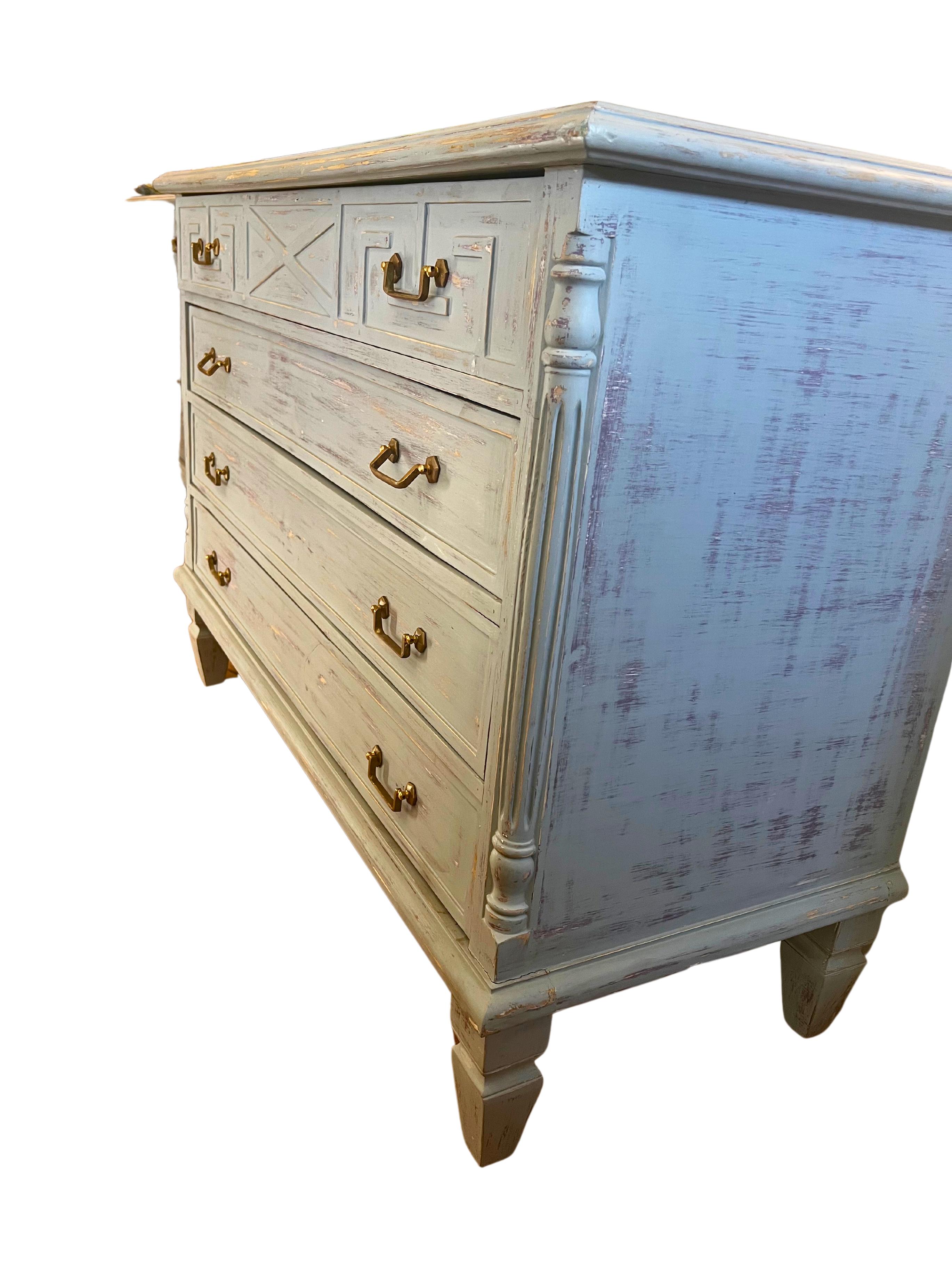 Una coppia senza tempo di comò dipinti in stile svedese con quattro cassetti spaziosi ciascuno e tiranti in ottone. Perfetta per conferire eleganza e funzionalità alla tua casa.