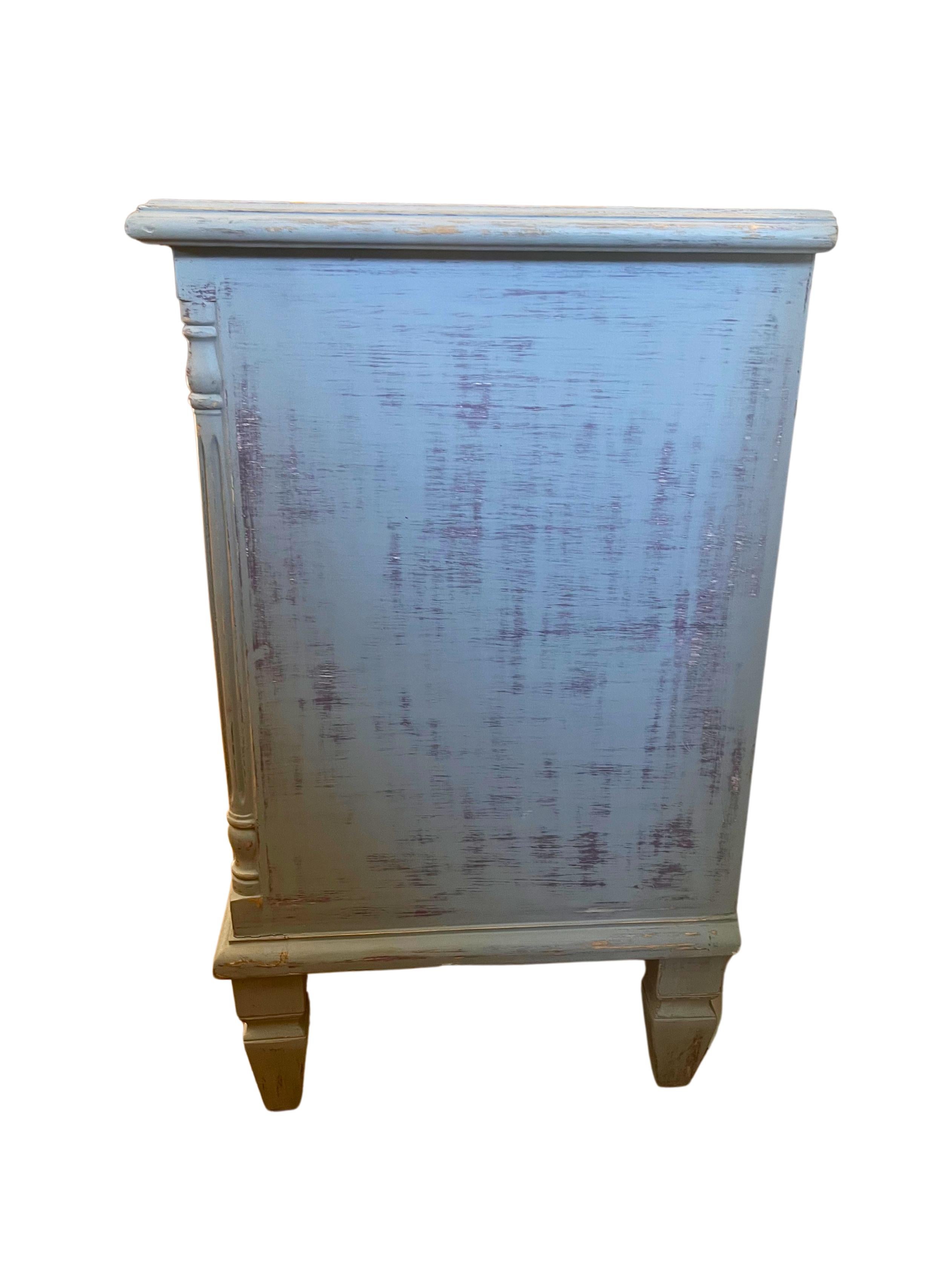 Ottone Coppia di cassapanche in stile gustaviano dipinte in blu/grigio in vendita