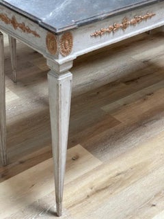 Paire de tables consoles suédoises peintes de style gustavien, 19ème siècle