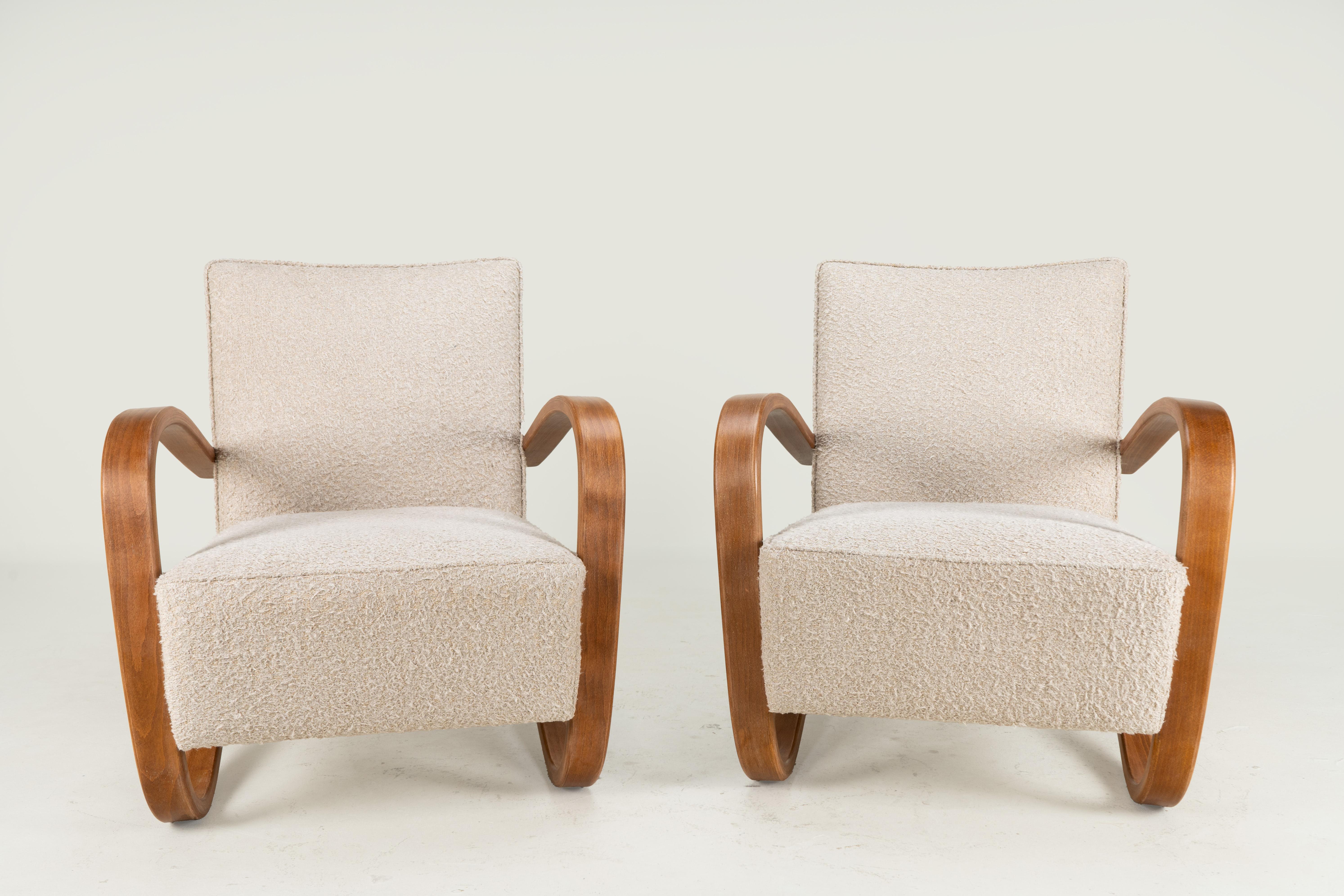 A Pair of Halabala Style Chairs with Curved Arms and Legs In condizioni buone in vendita a Chicago, IL