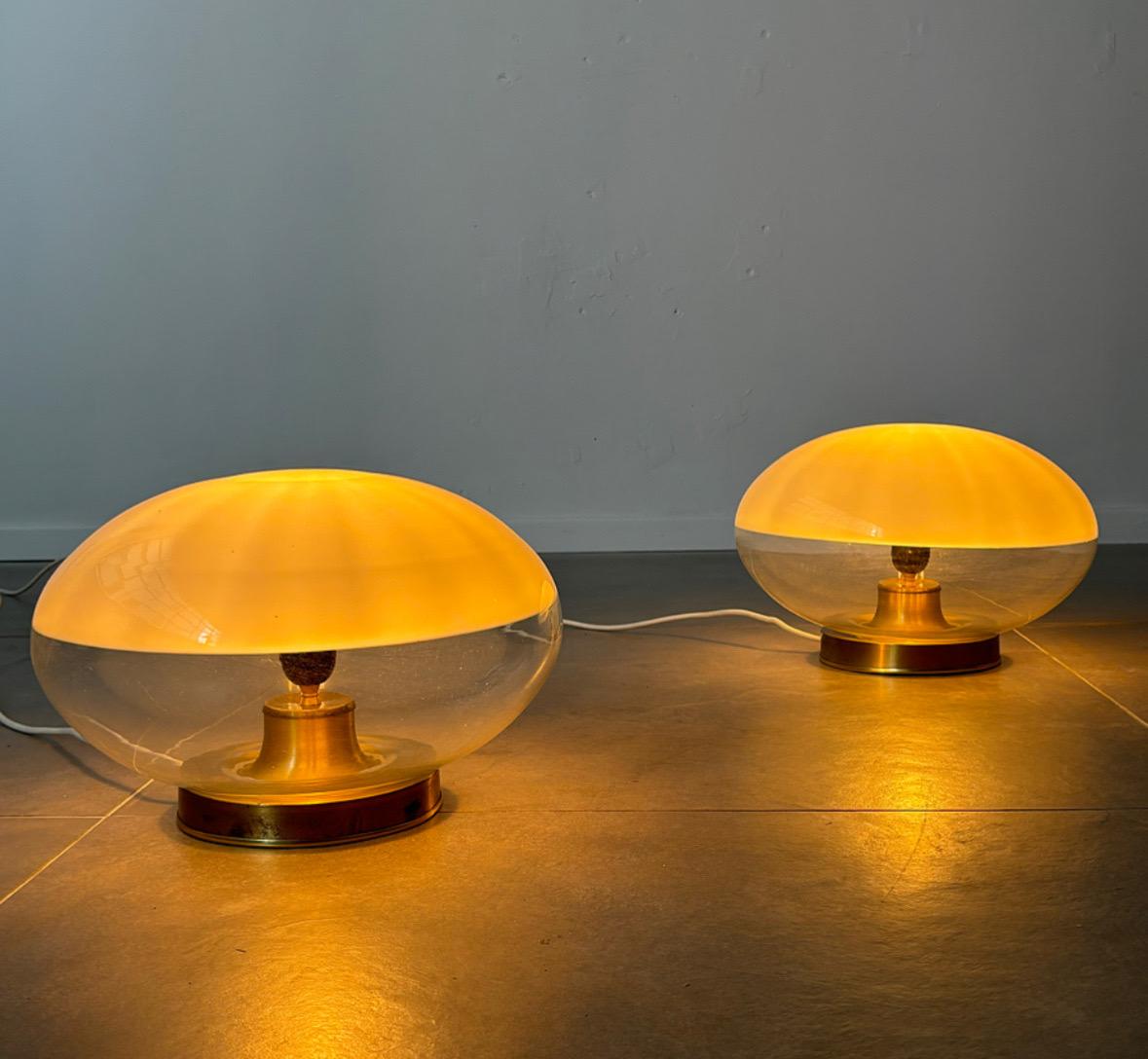 Cette exquise paire de lampes de table en verre soufflé à la main, conçue par Roberto Pamio dans l'Italie des années 1970, illustre l'esprit d'innovation et le savoir-faire de l'époque. Chaque lampe est dotée d'un corps en verre magnifiquement