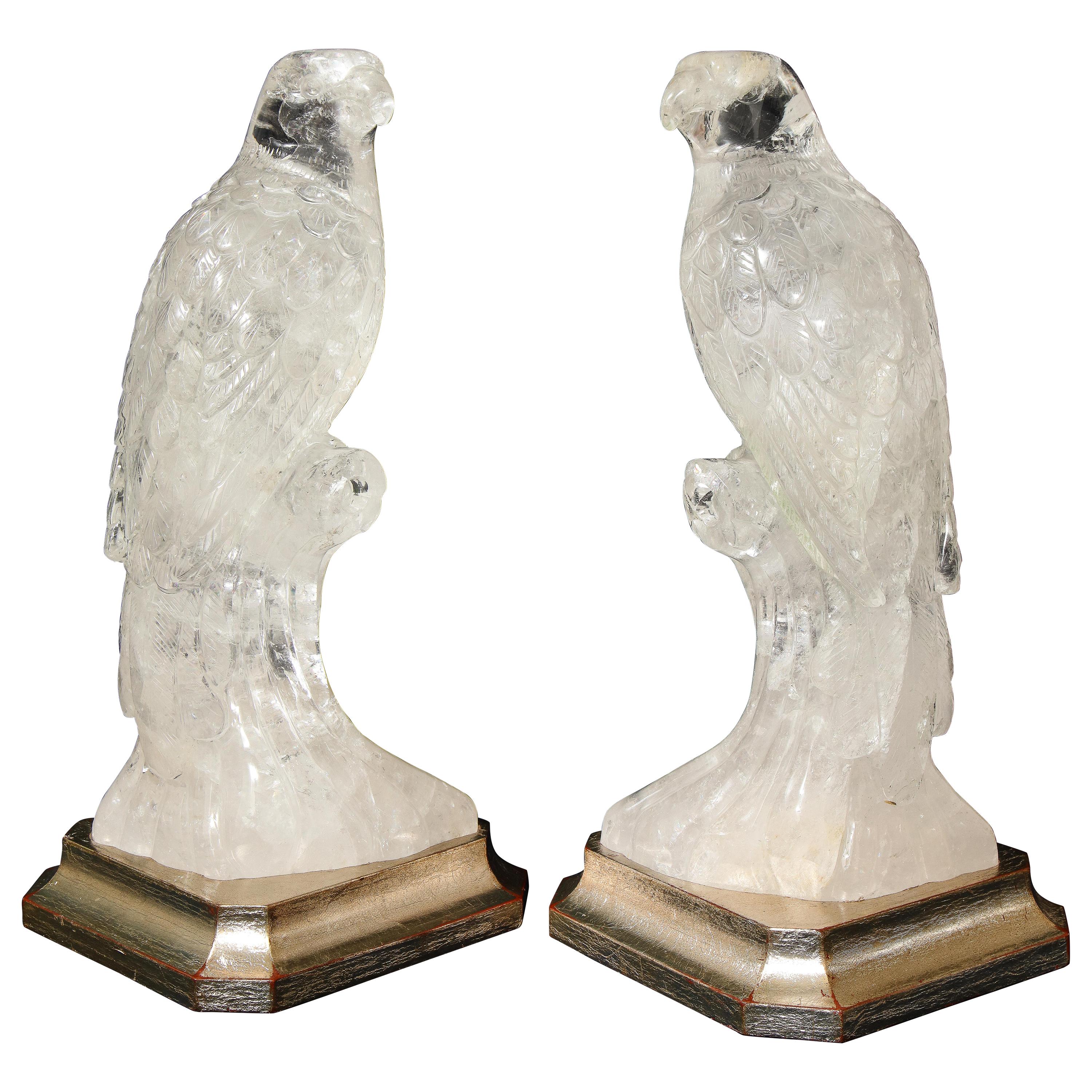 Paire de perroquets en quartz et cristal de roche transparents sculptés à la main sur socles en argent doré
