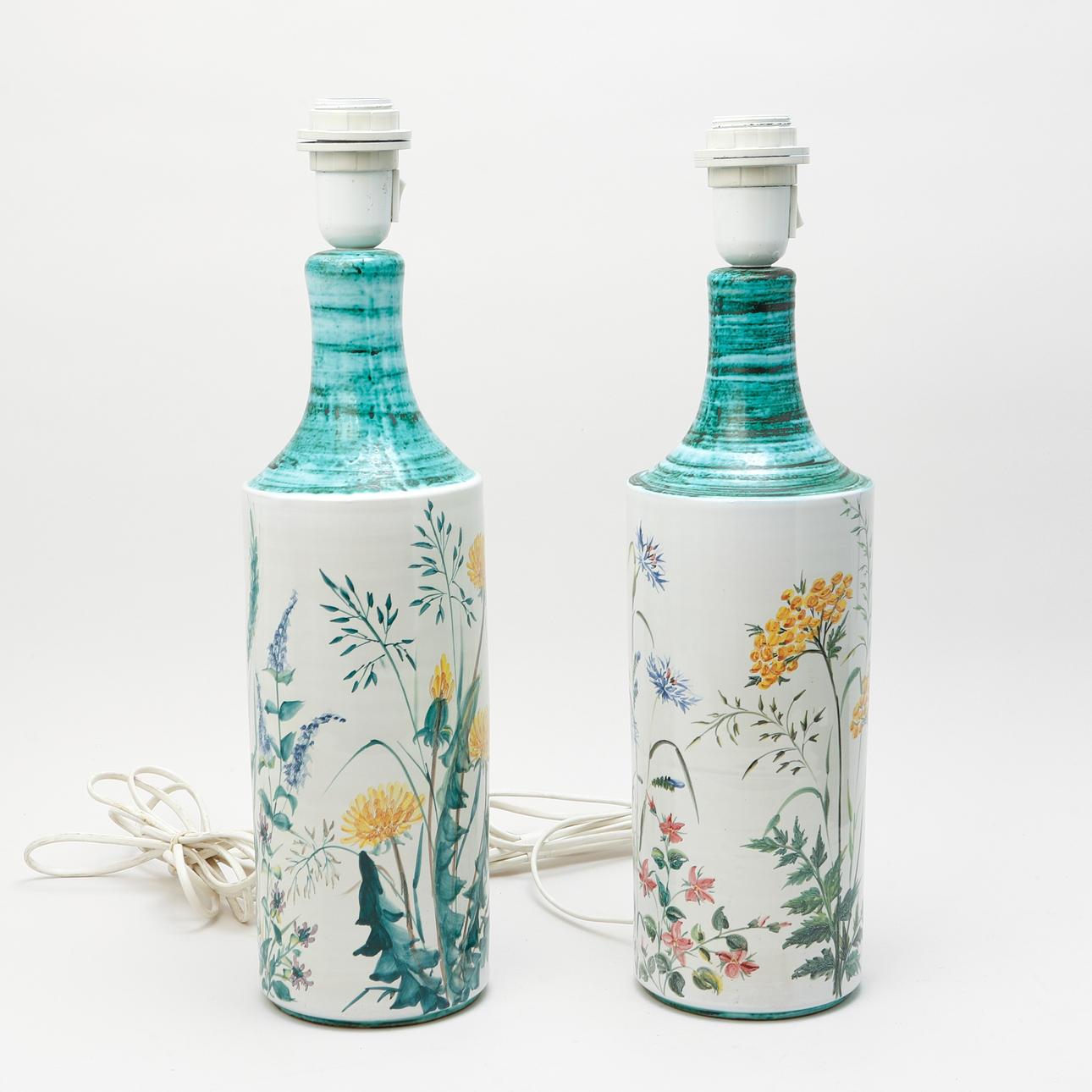Un par de lámparas de mesa danesas pintadas a mano con un diseño floral. Firmado 