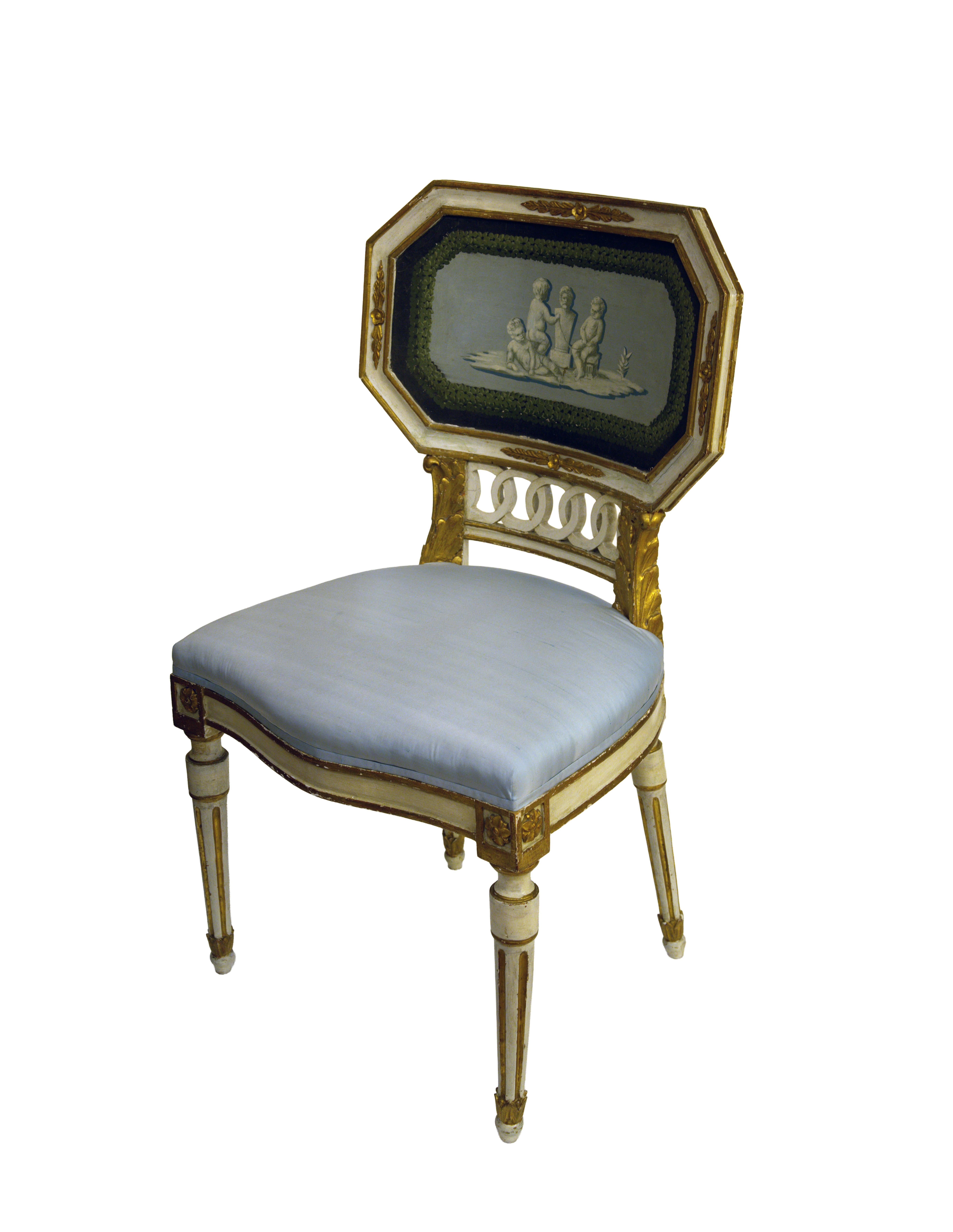 Paire de chaises d'appoint de style néoclassique continental, avec coussin en soie bleue, corps en bois doré peint et parcellisé, support de dossier sculpté de feuilles d'acanthe se développant jusqu'au dossier octogonal avec motif de putti/chérubin