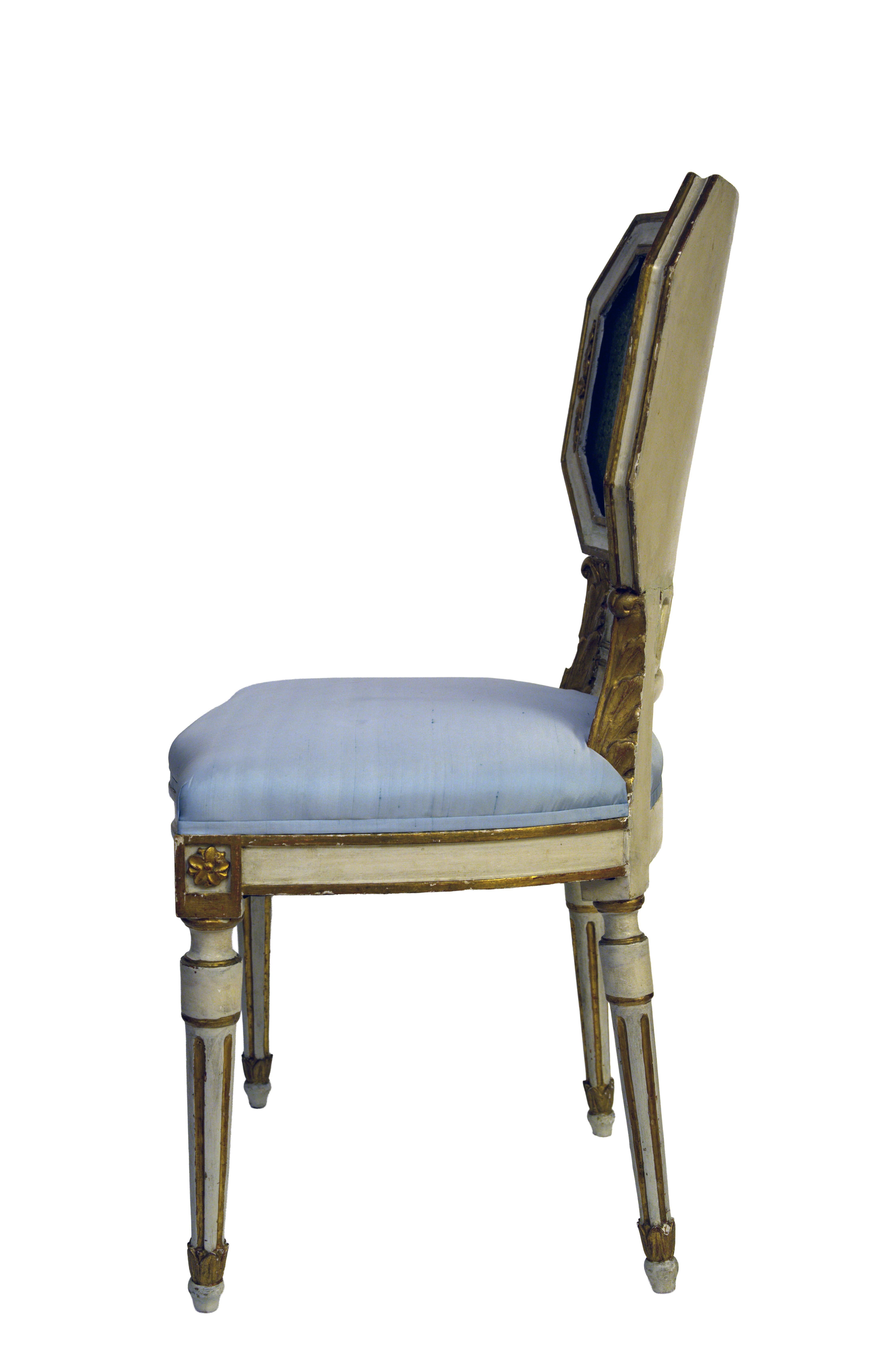 italien Paire de chaises d'appoint néoclassiques peintes à la main en vente