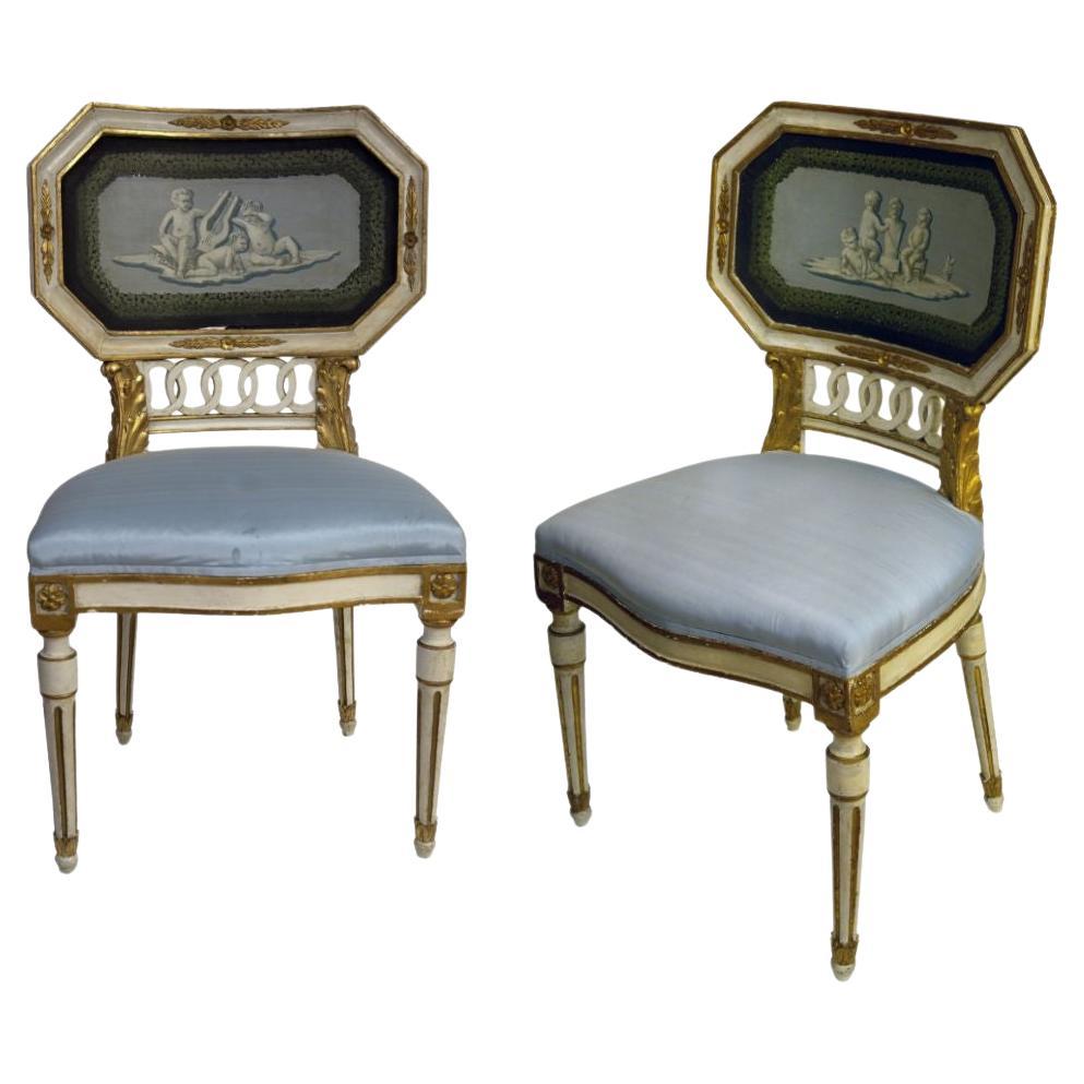 Paire de chaises d'appoint néoclassiques peintes à la main en vente