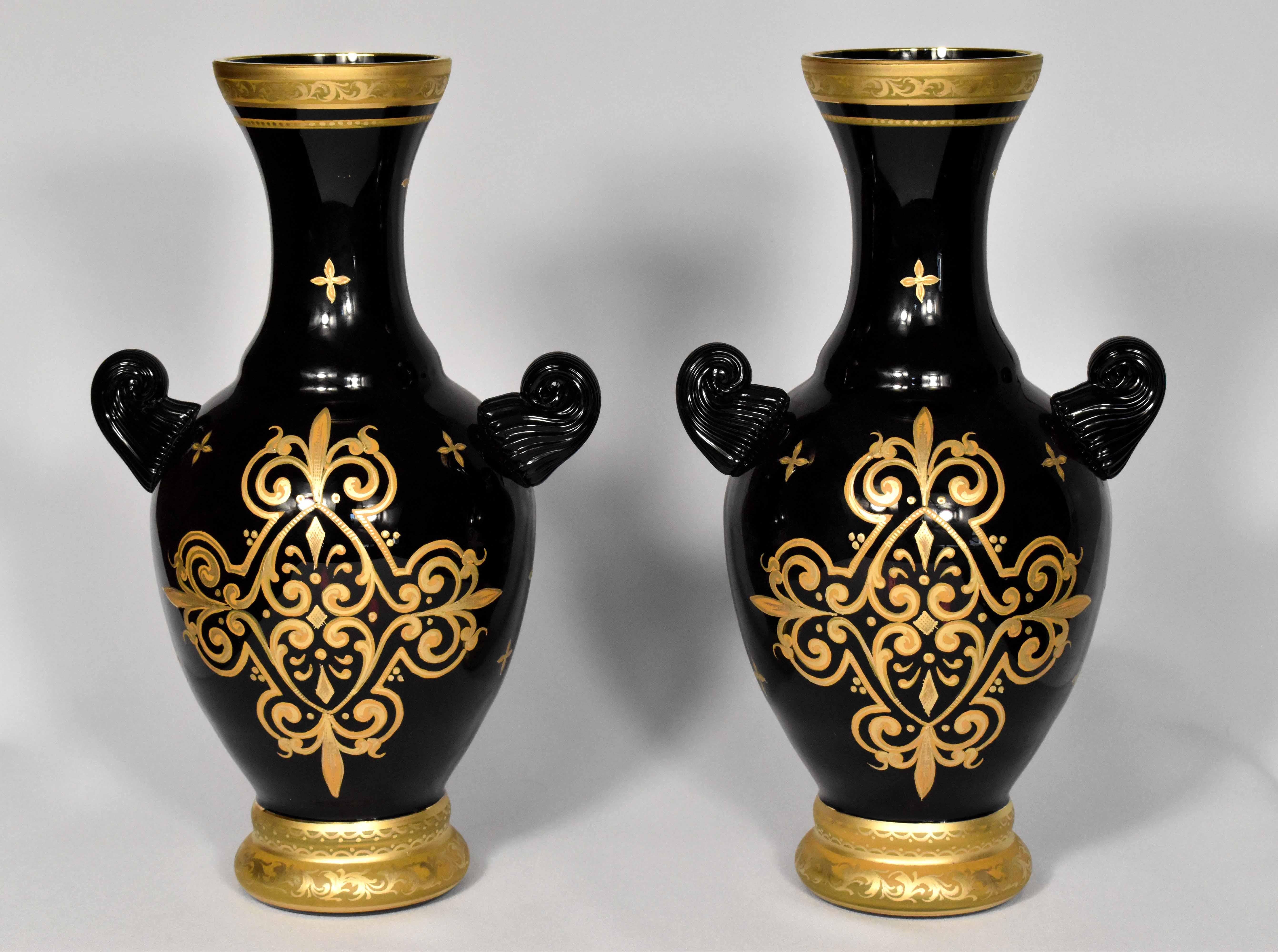 Tchèque Paire de vases peints à la main, verre de style bohème du 19ème siècle en vente