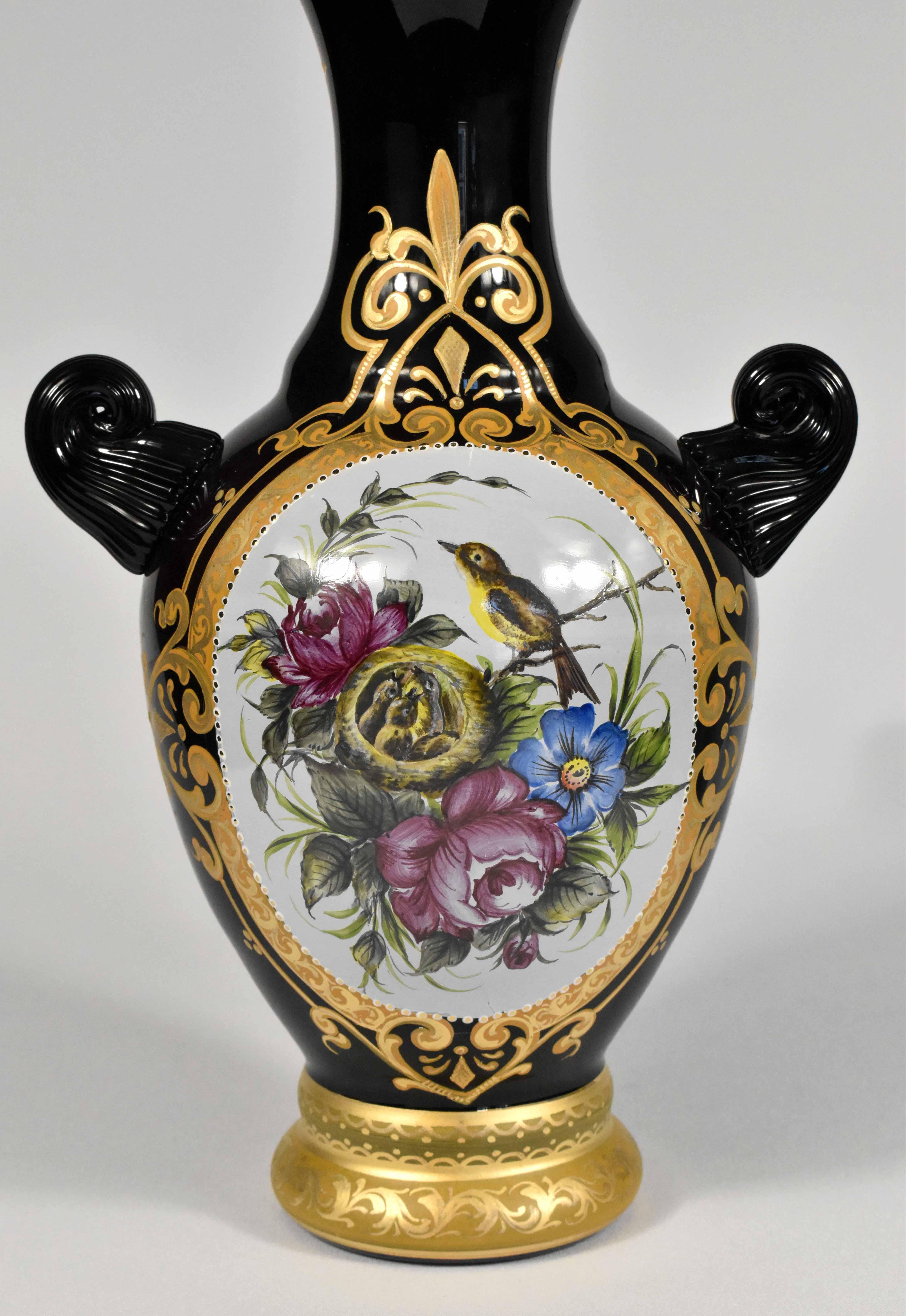 Verre d'art Paire de vases peints à la main, verre de style bohème du 19ème siècle en vente