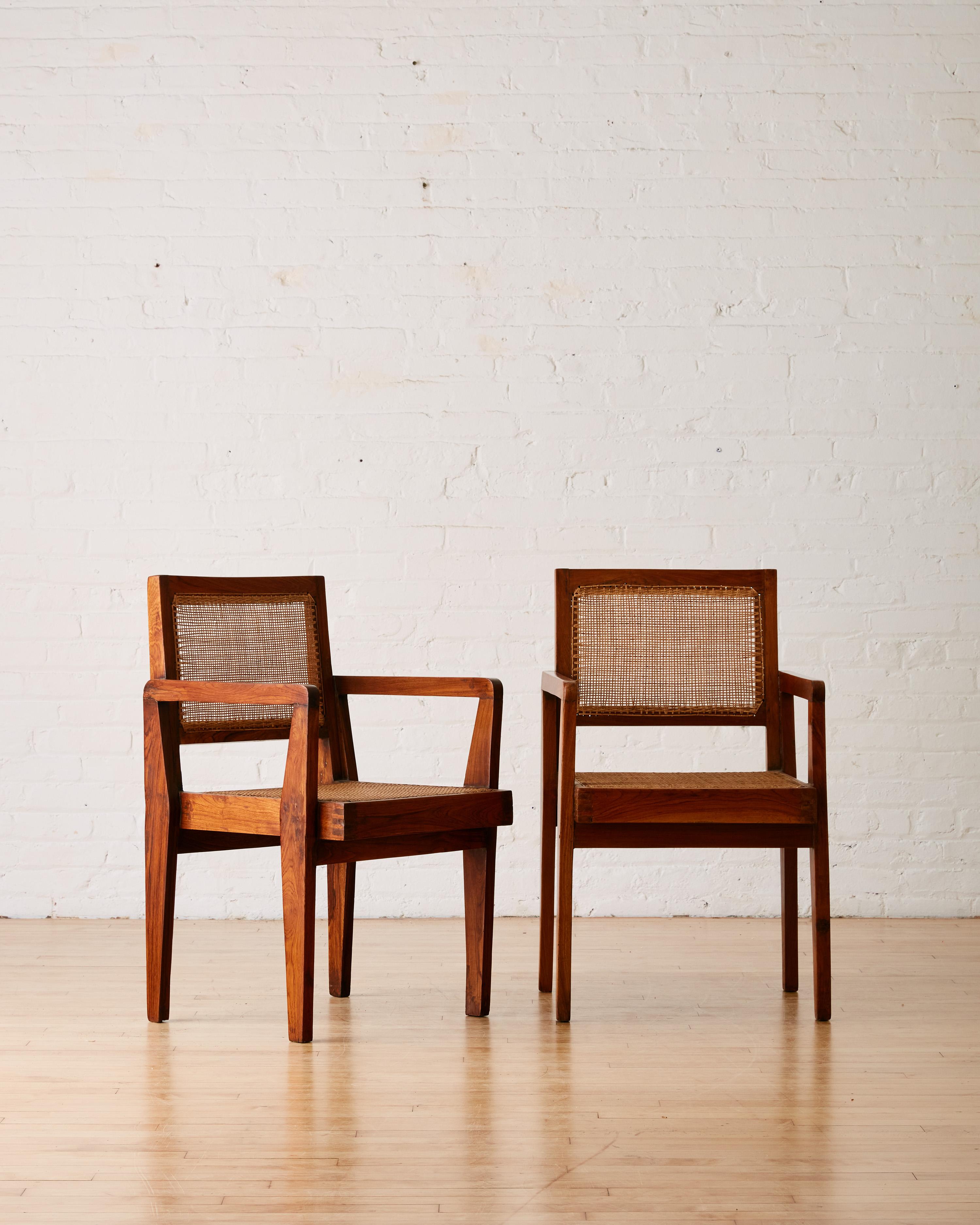 Ein Paar handgefertigte Take-Down-Stühle von Pierre Jeanneret mit massivem Teakholzrahmen, gefüllt mit dünnem Caning. 

Pierre Jeanneret war ein Schweizer Architekt und Möbeldesigner, der mit seinem Cousin Le Corbusier an der Gestaltung und Planung