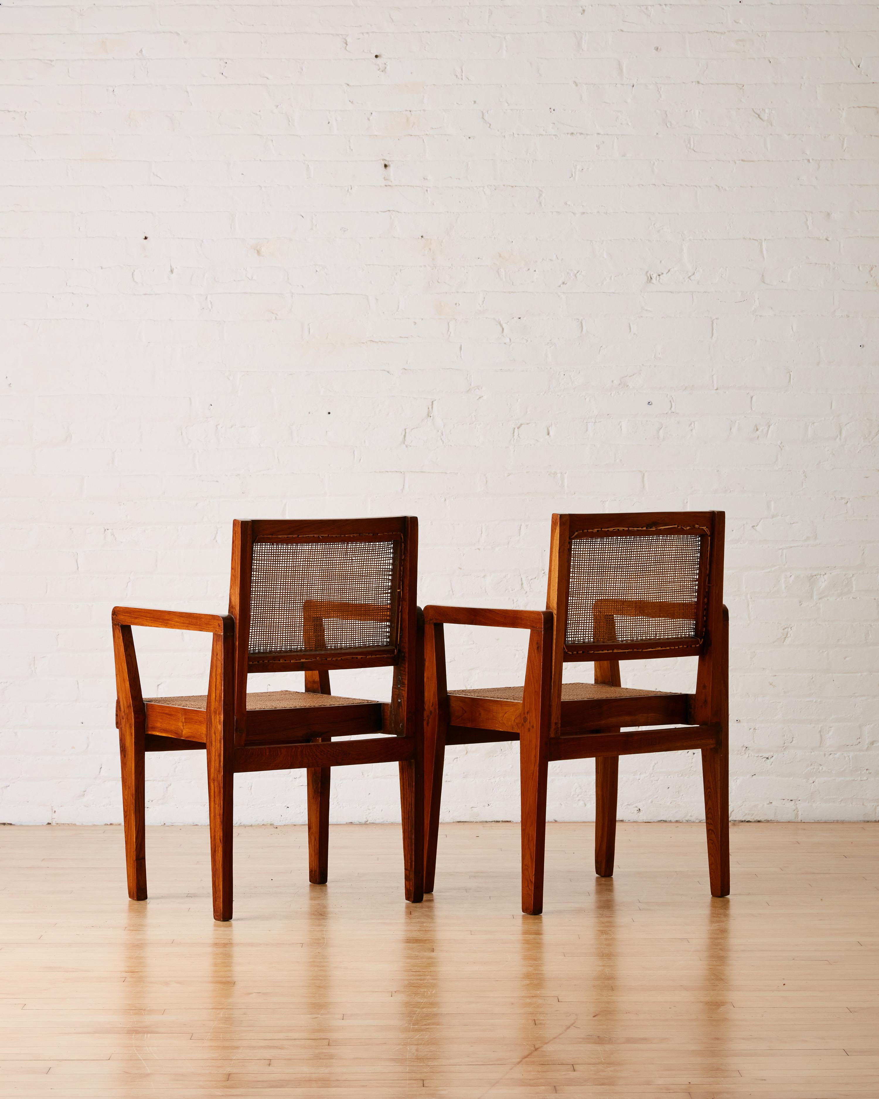 Indien Paire de chaises en duvet fabriquées à la main par Pierre Jeanneret (modèle PJ-SI-20-A) en vente