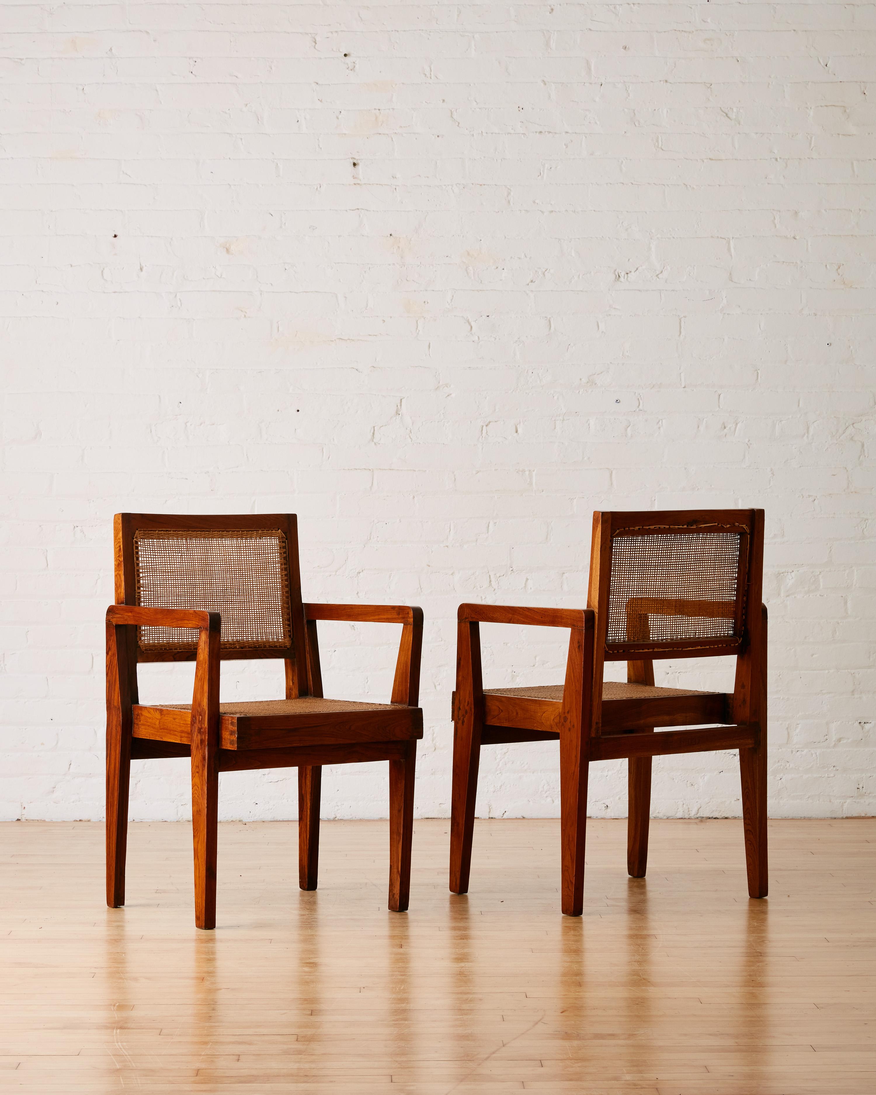 Paire de chaises en duvet fabriquées à la main par Pierre Jeanneret (modèle PJ-SI-20-A) Bon état - En vente à Long Island City, NY