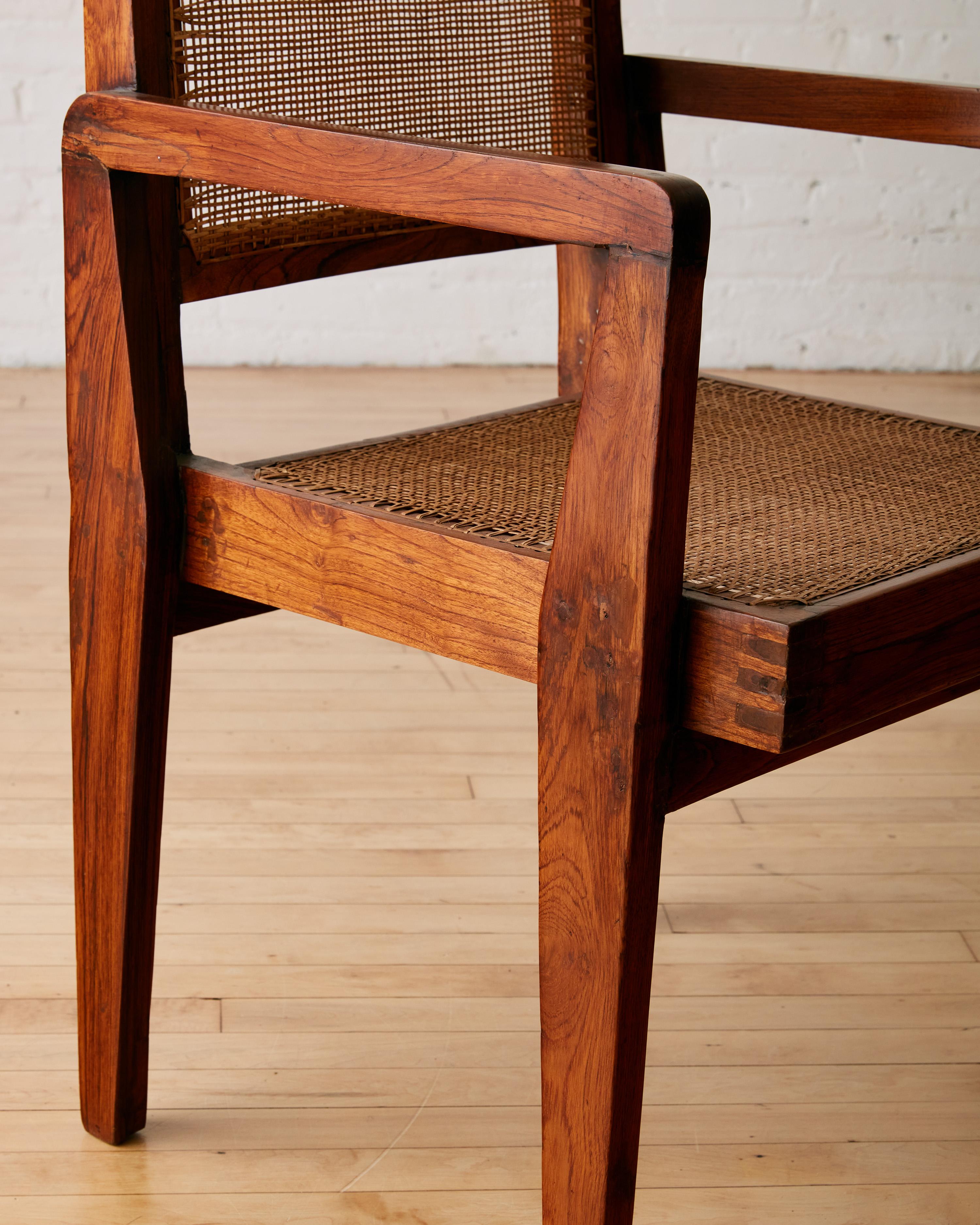 Ein Paar handgefertigte Daunenstühle von Pierre Jeanneret (Modell PJ-SI-20-A) (Gehstock) im Angebot