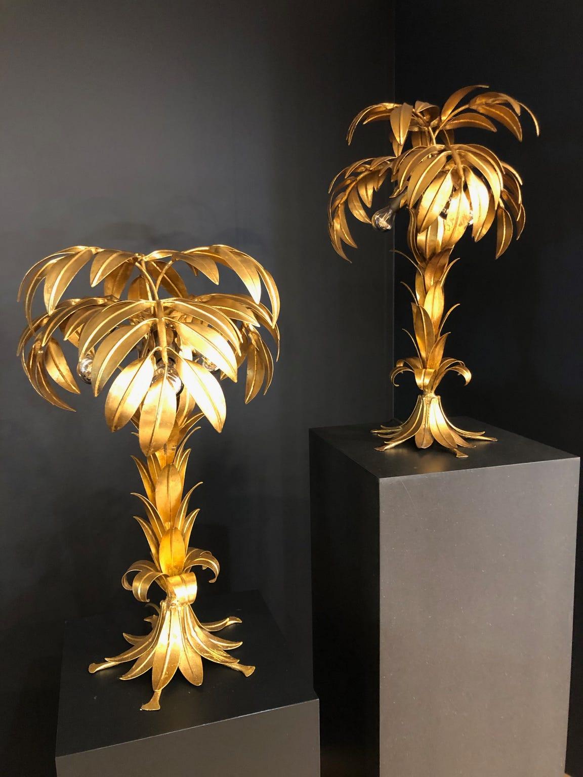 Two Hollywood Regency table lamps by Hans Kögl.
Measures: H: 70 cm – D: 45 cm – W: 45 cm
H: 65 cm – D: 40 cm – W: 40 cm.
