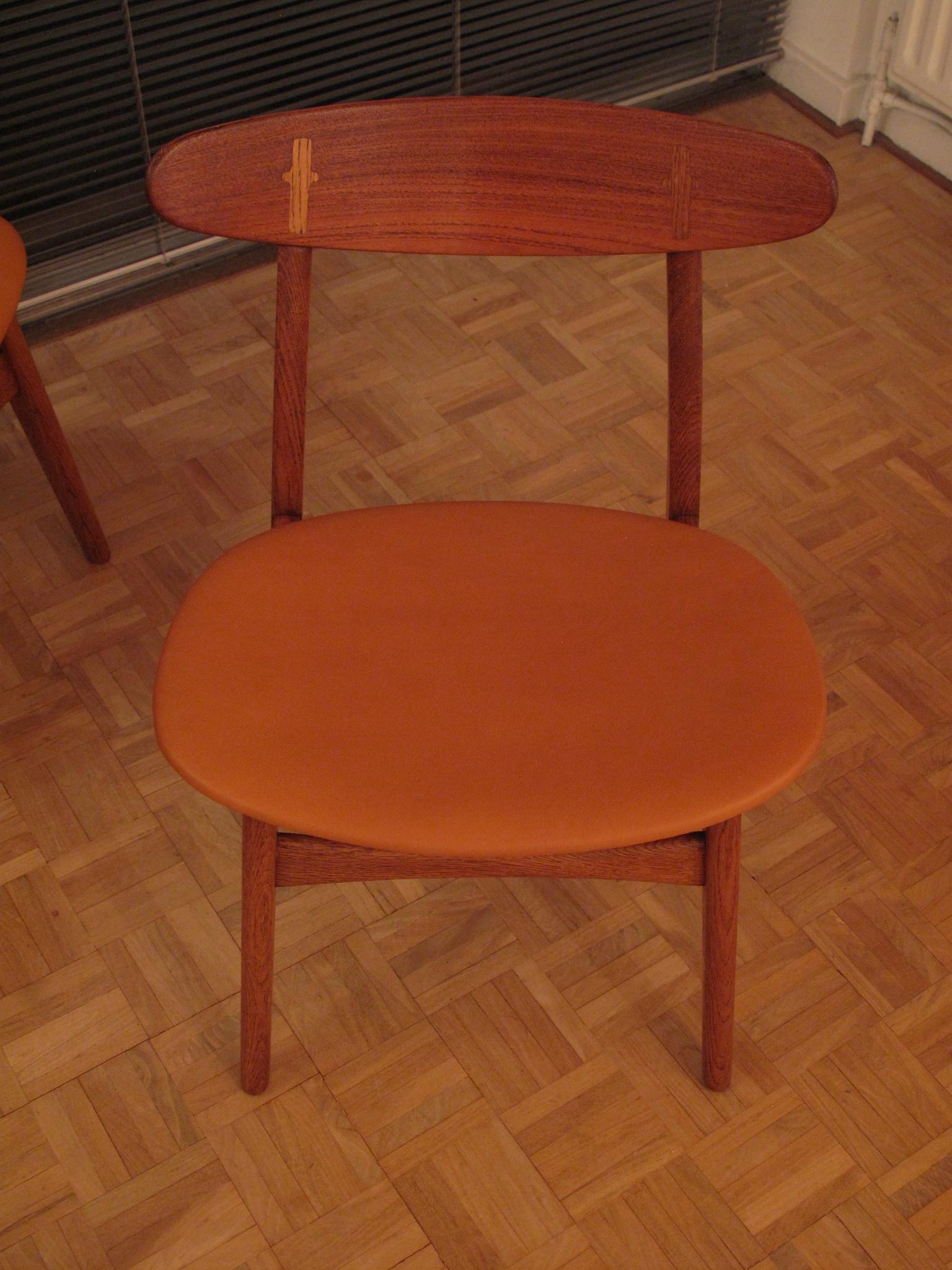 Mid-Century Modern Pair of Hans Wegner CH30 Oak, Teak and Leather Chairs for Carl Hansen & Son
