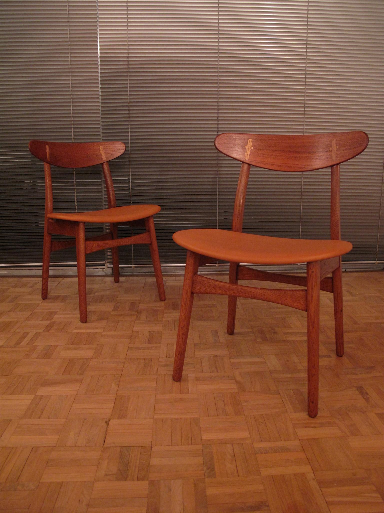 Pair of Hans Wegner CH30 Oak, Teak and Leather Chairs for Carl Hansen & Son In Good Condition In Shepperton, Surrey